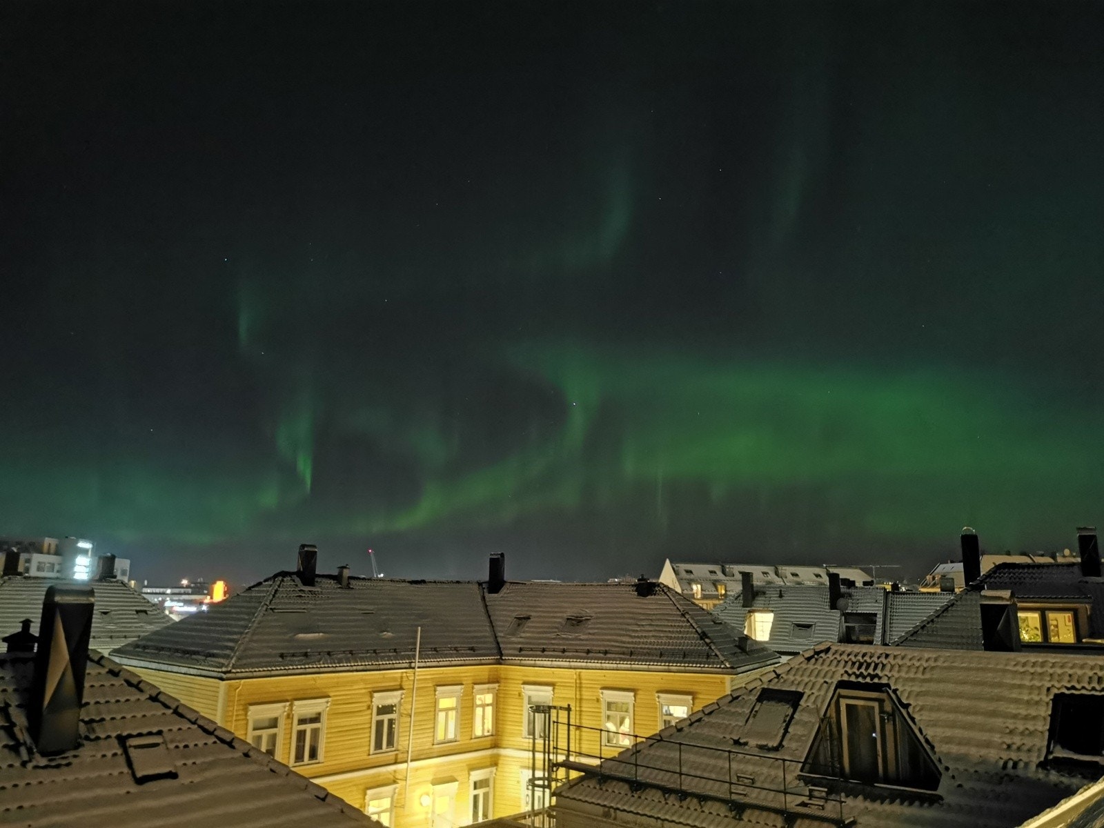 Nordlyset sett fra takvindu på hemsen. Galleribilde