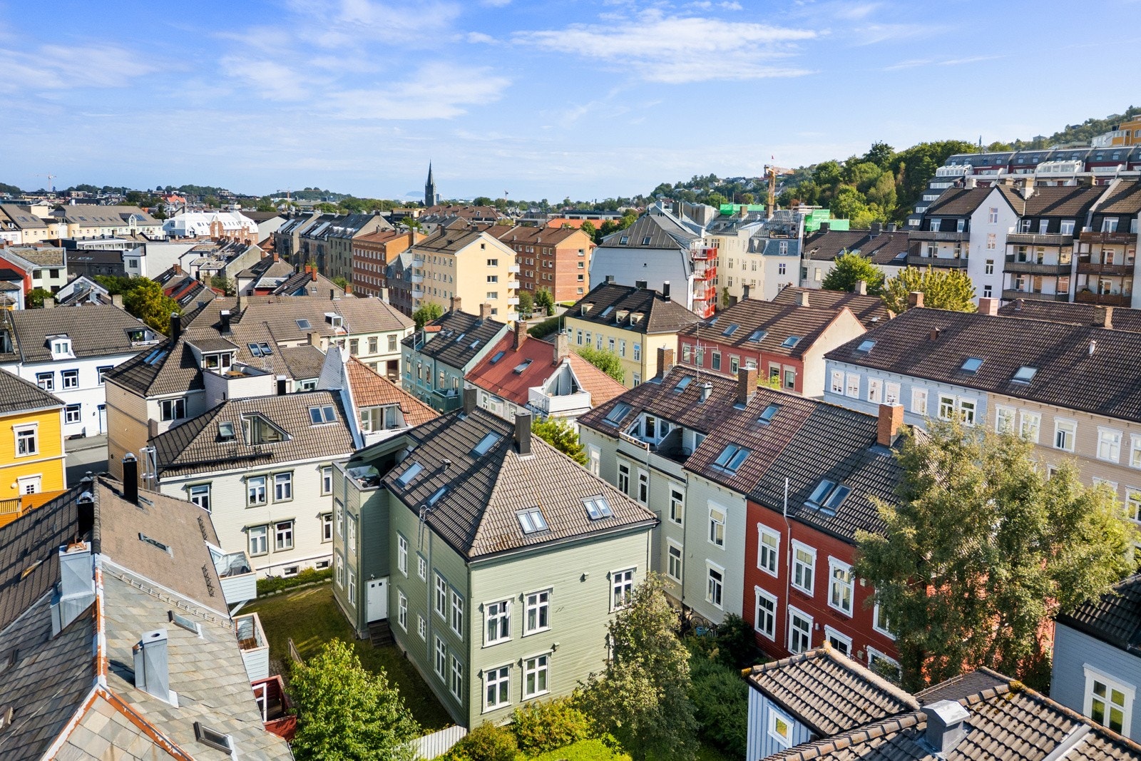 Leiligheten har en svært praktisk beliggenhet med tanke på de fleste arbeidsplasser og utdanningsinstitusjoner, med blant annet NTNU Gløshaugen, Kalvskinnet og Handelshøyskolen, samt Handelshøyskolen BI innenfor gangavstand. Galleribilde
