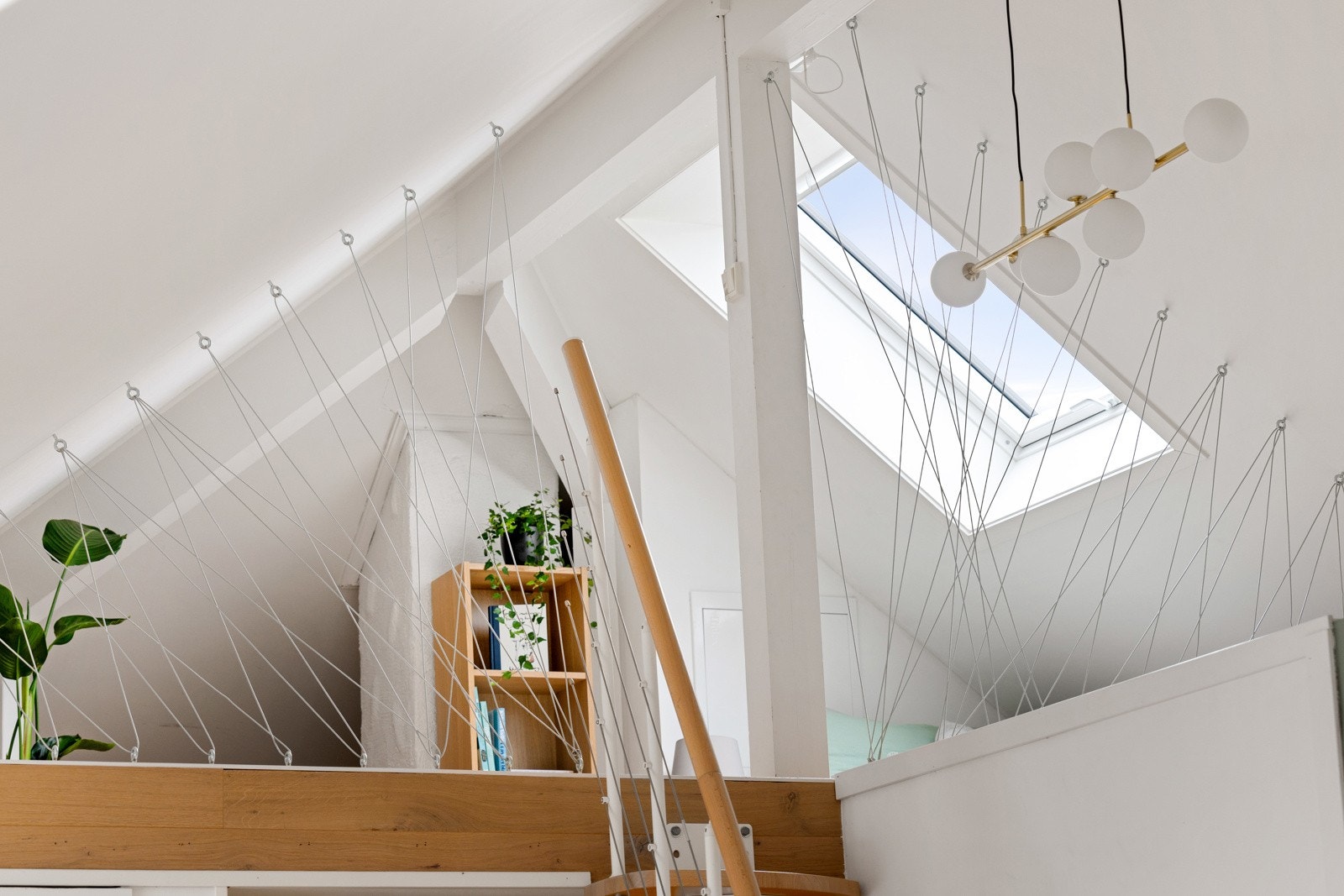 Fra stuen har man trapp opp til hemsen. Galleribilde