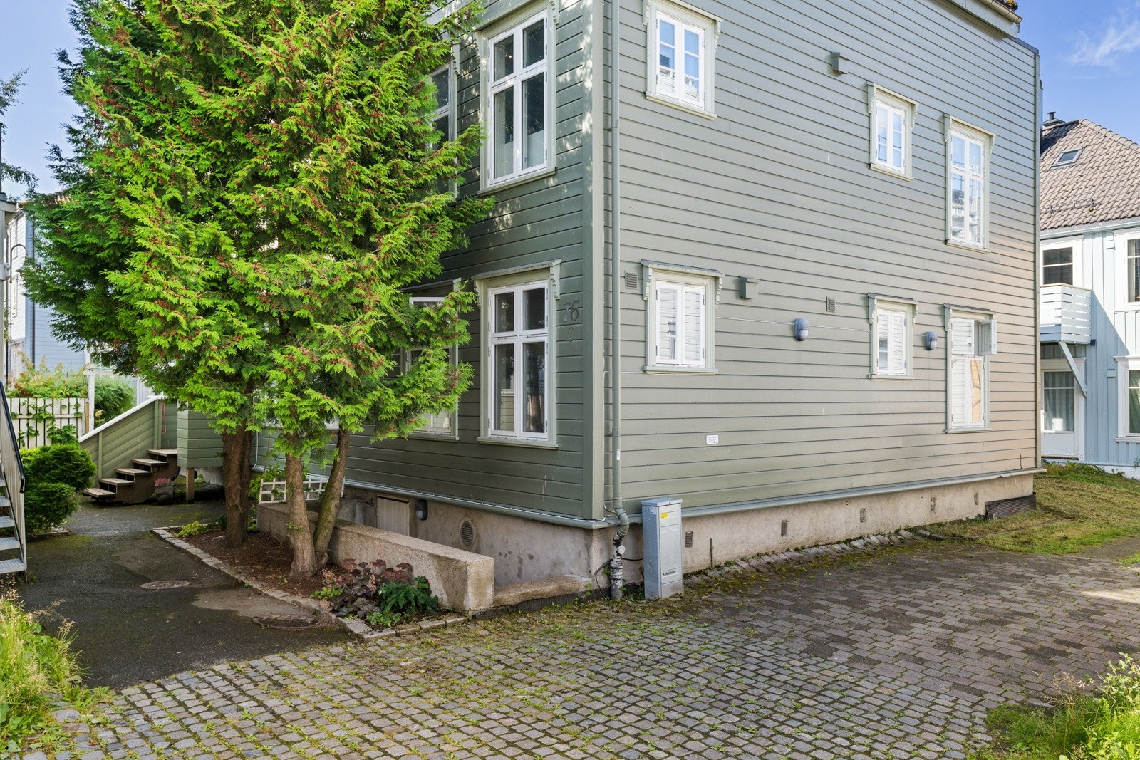 Bygningen ble oppført i 1991 og består av totalt 5 leiligheter. Galleribilde