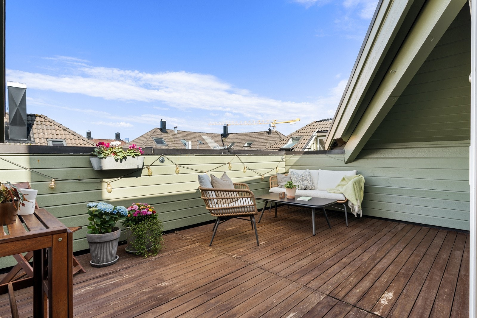 Leiligheten har en vestvendt takterrasse på 15 kvm med flott ettermiddags og kveldssol. Galleribilde