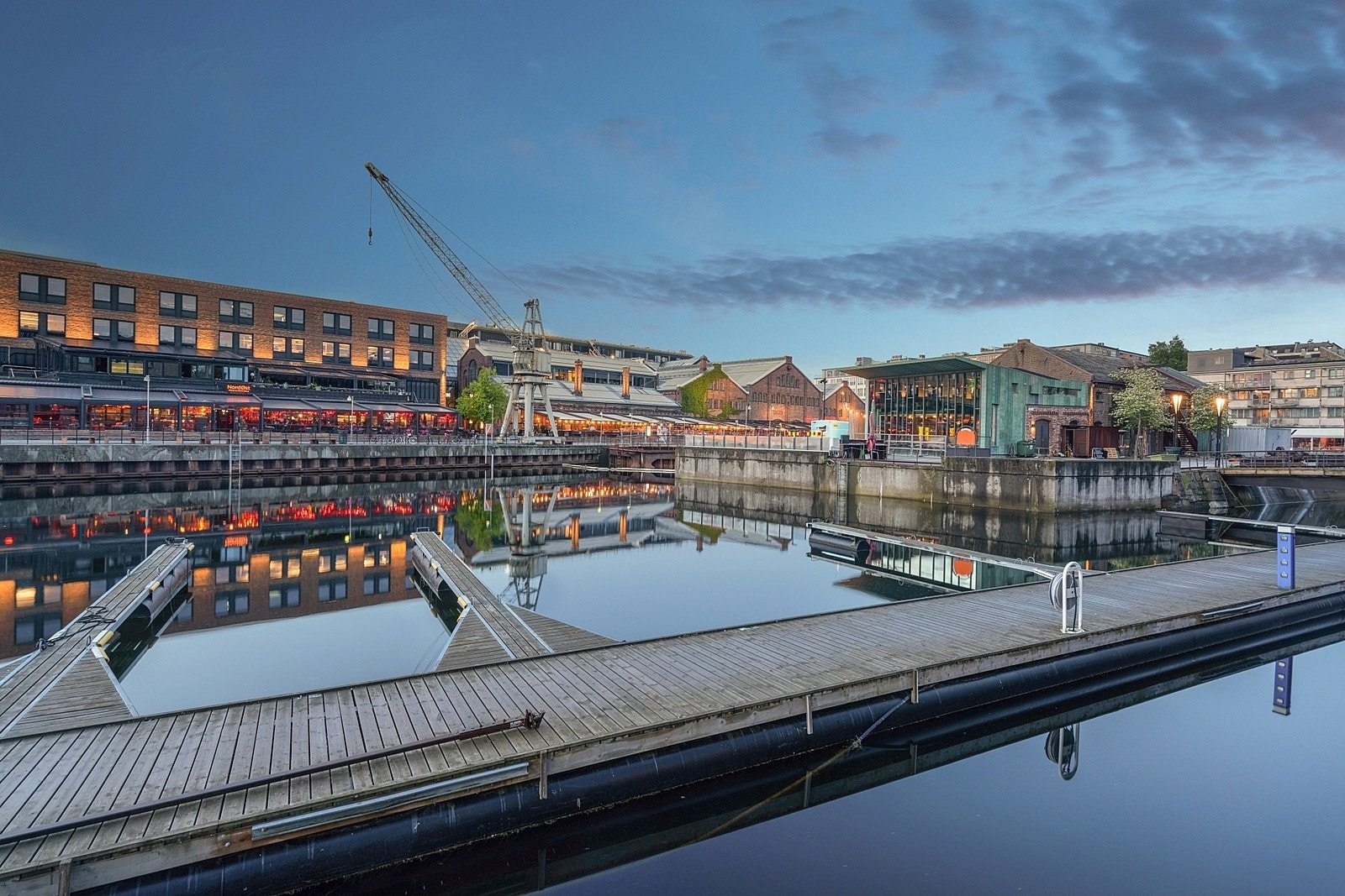 Fra leiligheten er det kun 500 meter til Solsiden, med kjøpesenter og et stort utvalg av restauranter og utesteder. Galleribilde