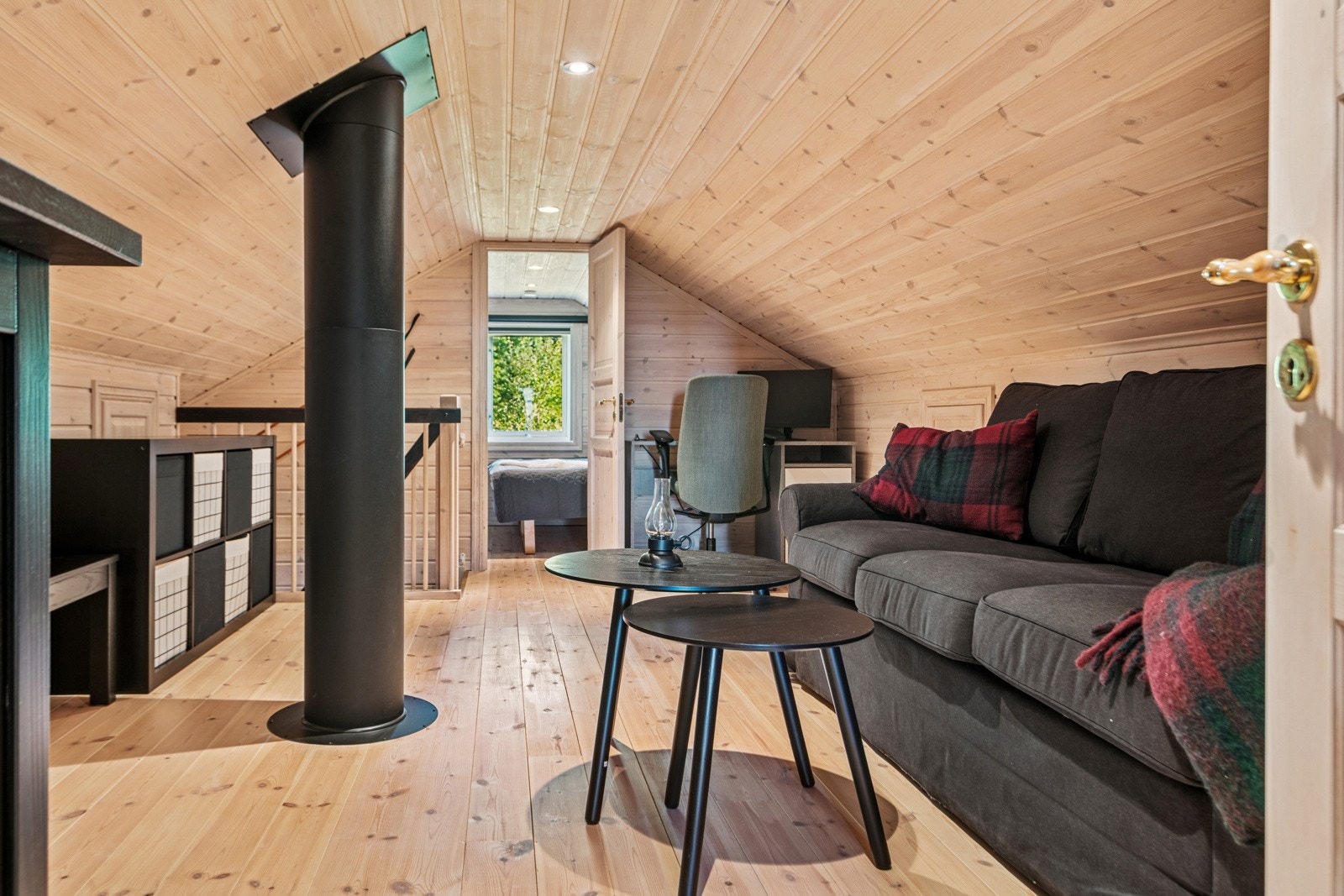 Innredet 2. etasje er ikke godkjent for varig opphold pga. lav takhøyde. Galleribilde