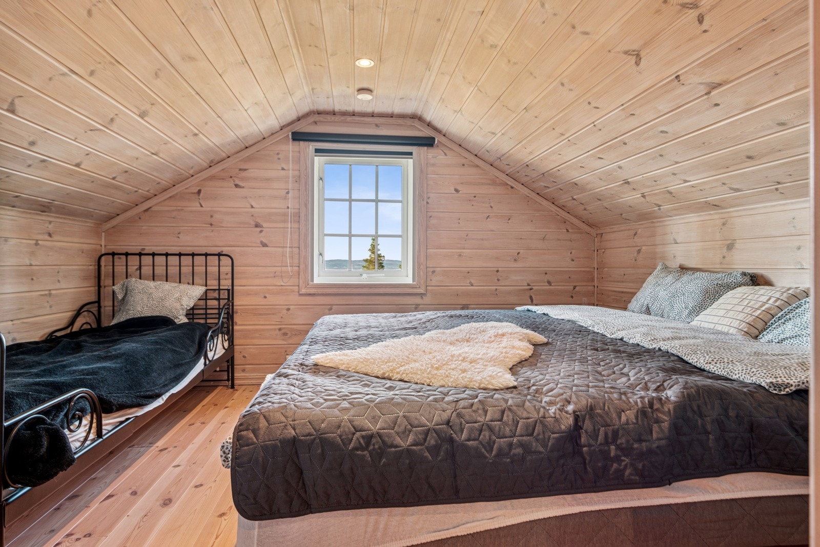 Etasjen er ikke godkjent for varig opphold pga. lav takhøyde. Galleribilde