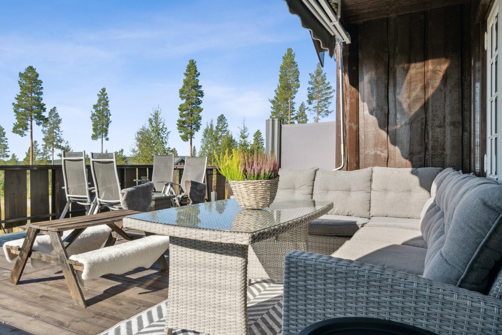 Sommerbilde som viser terrassen med god plass til flere sittegrupper - både lunt og luftig Galleribilde