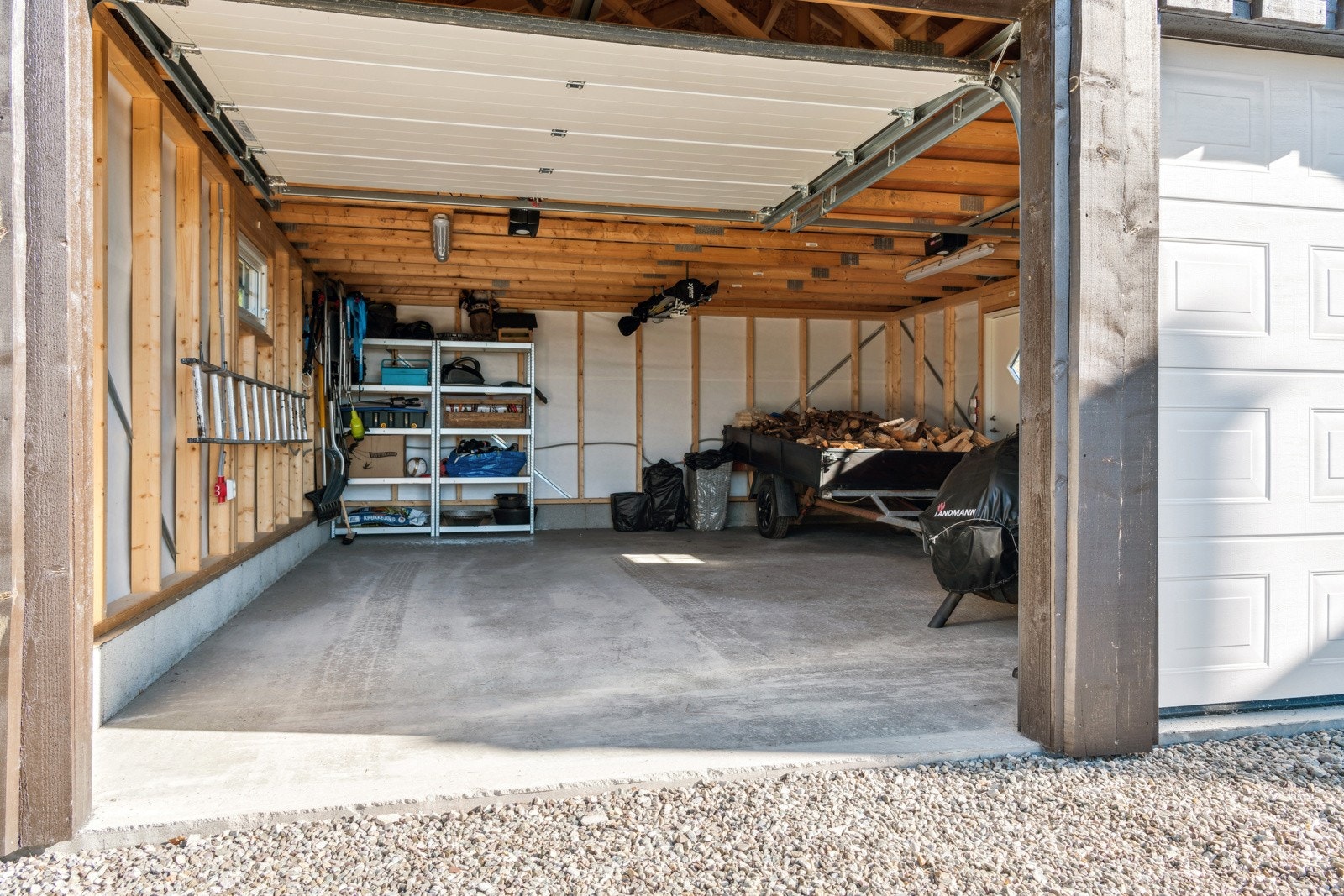 Garasjen har to porter med automatisk åpner. Velkommen til hyggelig visning! Dette er virkelig ei hytte og tomt som bør oppleves. Galleribilde