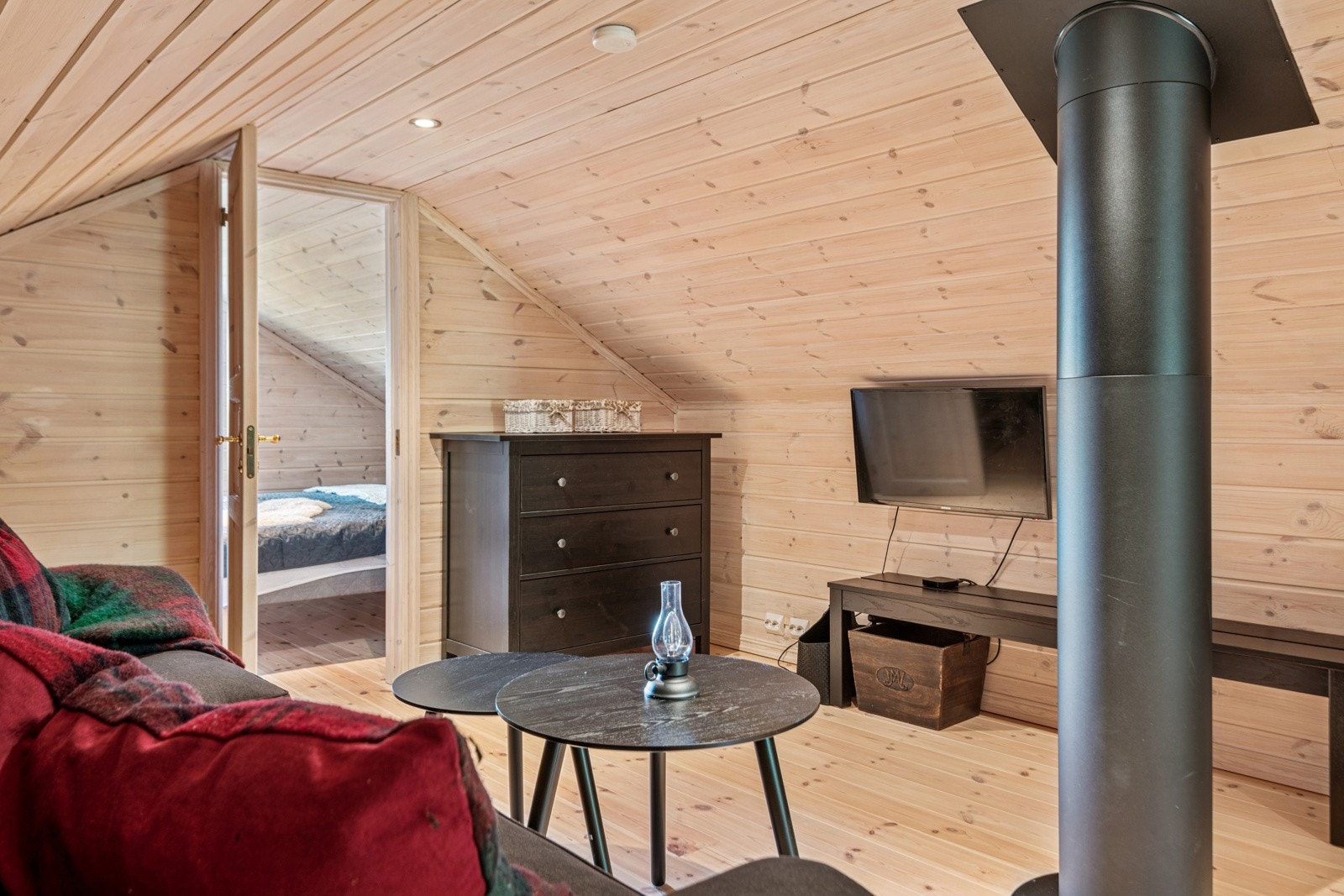 Etasjen er ikke godkjent for varig opphold pga. lav takhøyde. Galleribilde