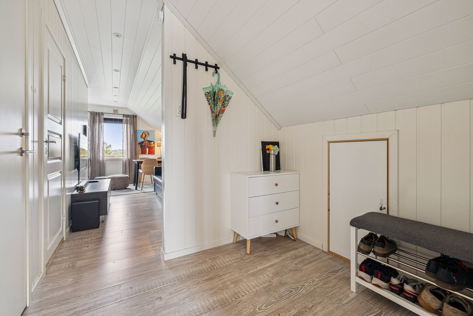 I 2. etasje er det varmefolie i gang, stue, kjøkken og soverommene med digital termostat. Galleribilde