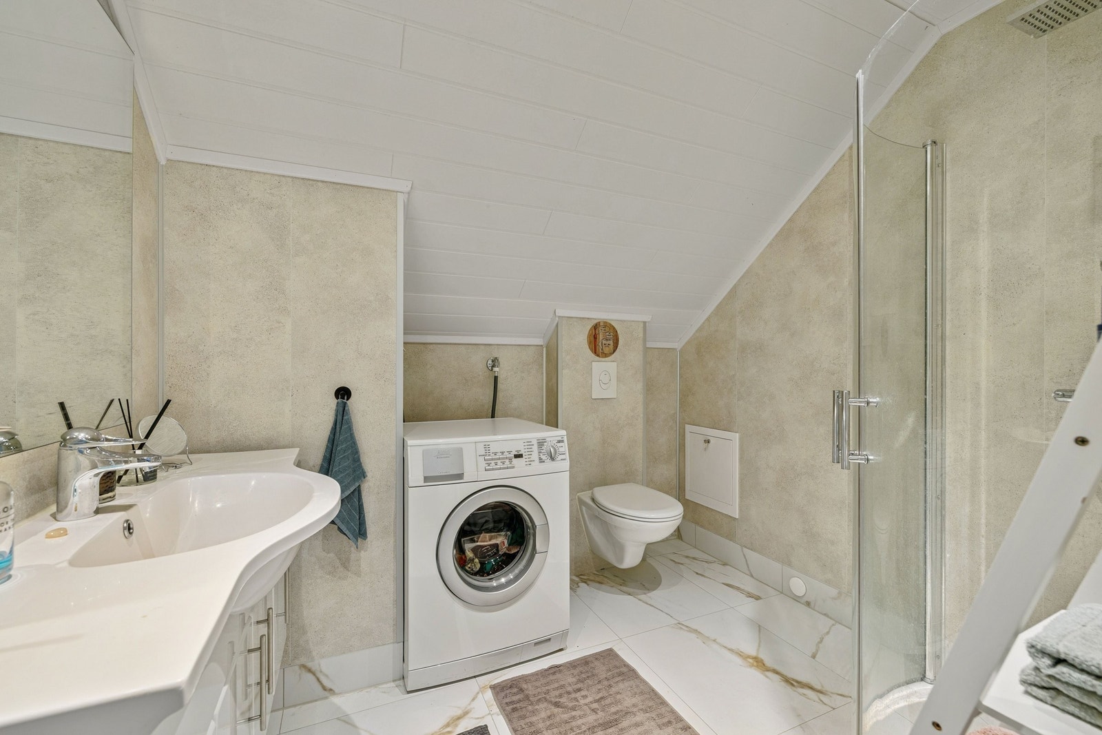 Praktisk og stilfullt baderom nyoppusset 2023. Våtromsgodkjent med FDV-dokumentasjon. Galleribilde