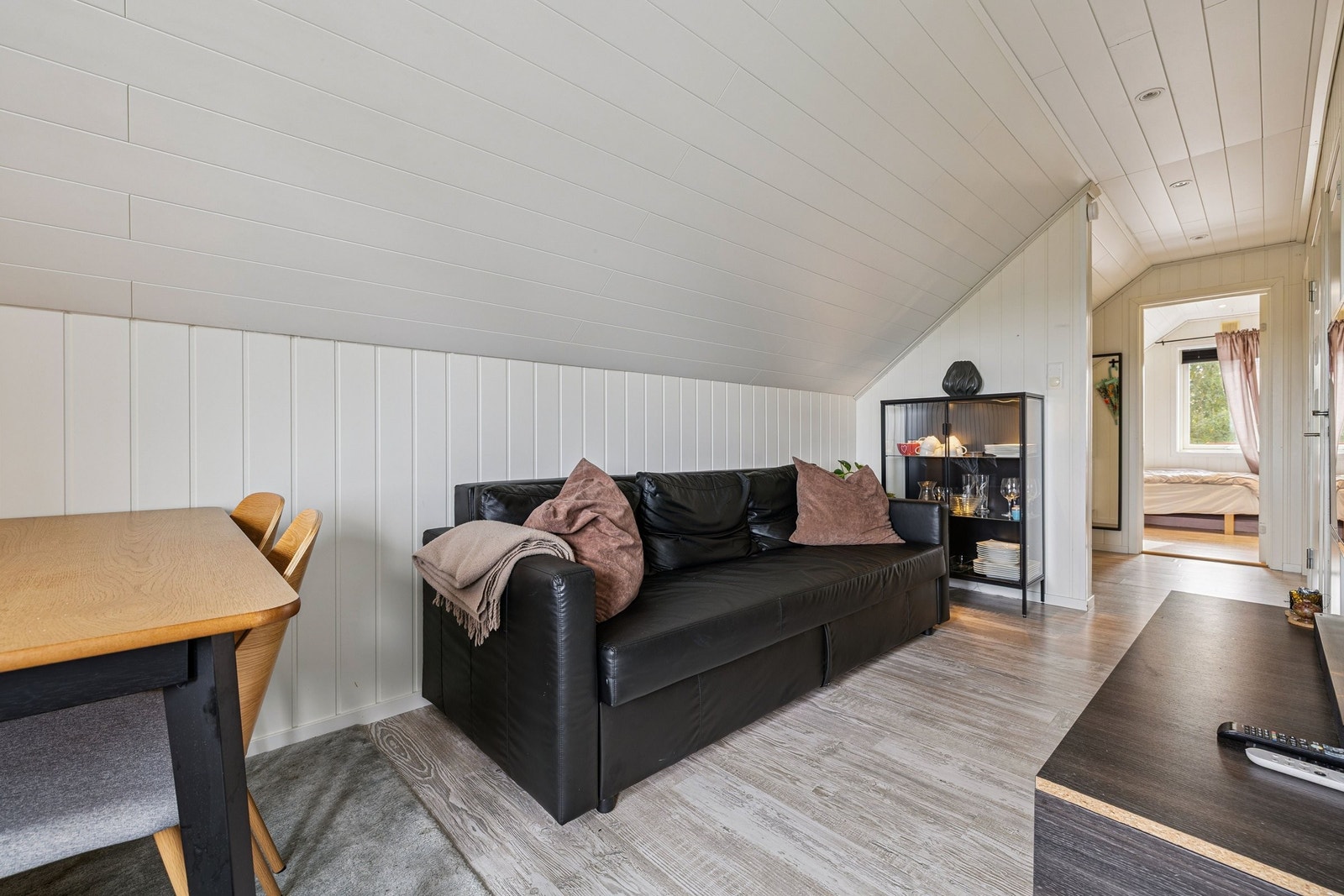 Lys og kompakt stue med åpen kjøkkenløsning. Galleribilde