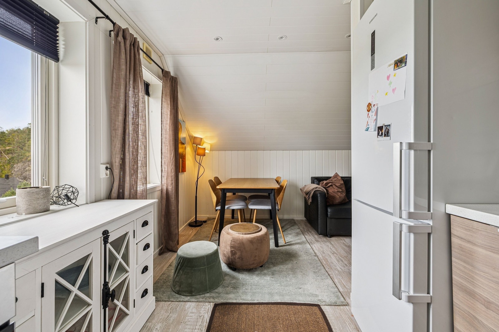 Det er plass til en mindre spisebord i stuen. Galleribilde