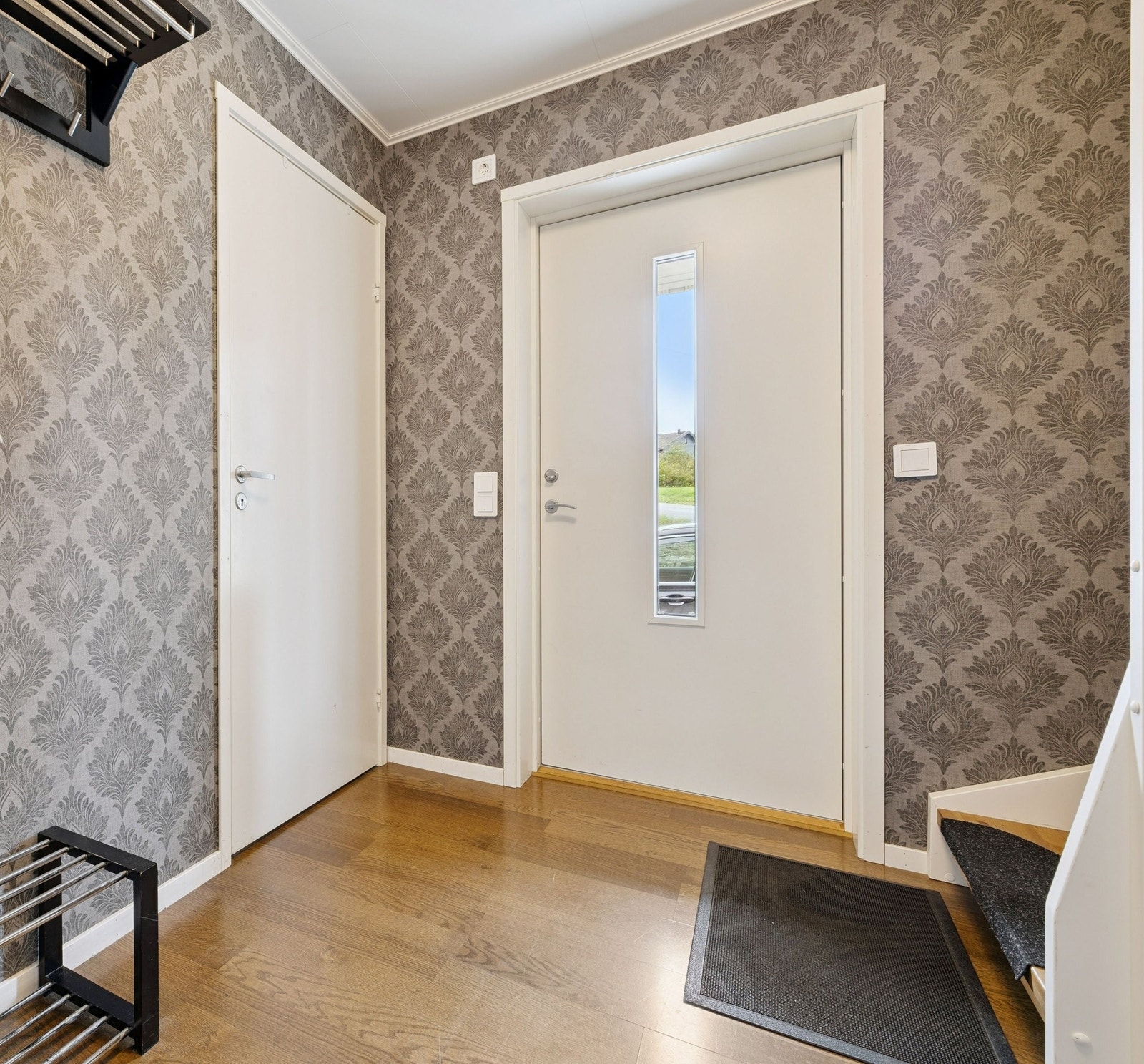 Det er bod/teknisk rom i gangen med god lagringsplass. Rommet er våtromsgodkjent og det kan være mulig å gjøre om til en vaskerom. Galleribilde