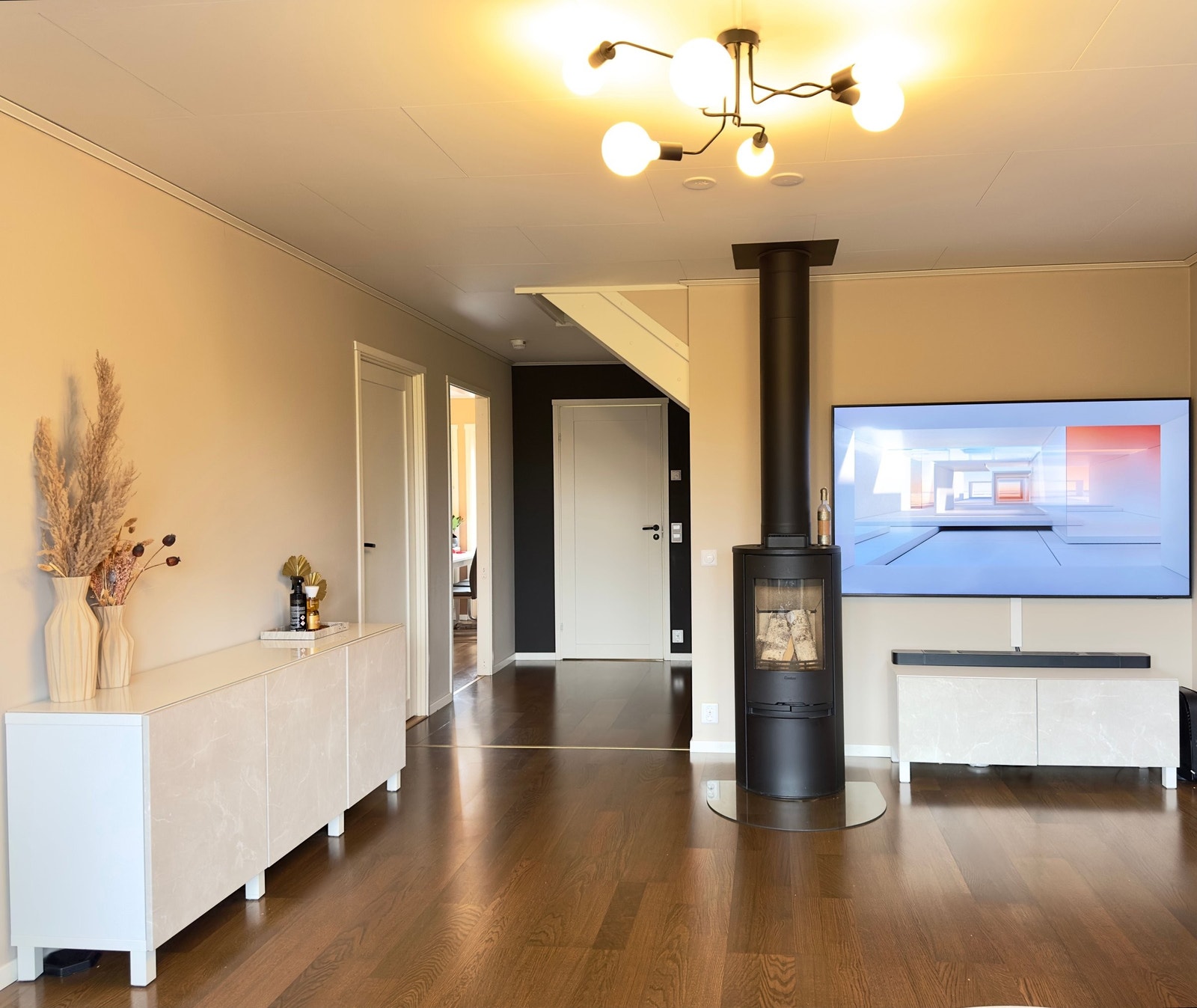 Alle rom i 1. etasje har vannbåren radiatorer som gir svært økonomisk oppvarming. Det er også mulighet å installere dette i 2. etasje. Galleribilde