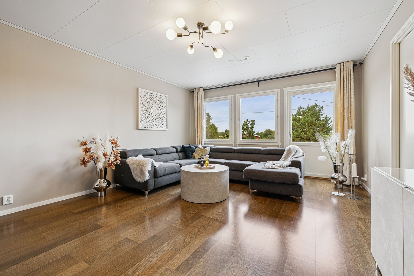 Lys og romslig stue med mørk laminatgulv i fin kontrast mot lysmalte veggflater - 1.etasje. Galleribilde