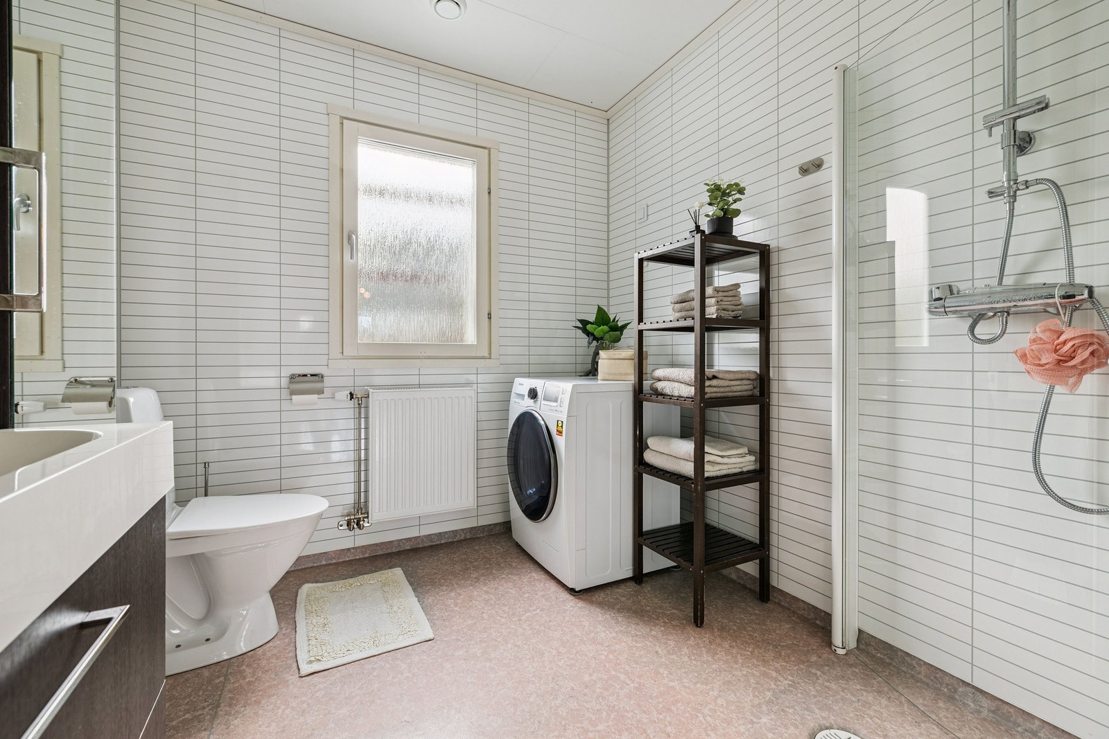 Badet har god plass og varmekabler. Galleribilde