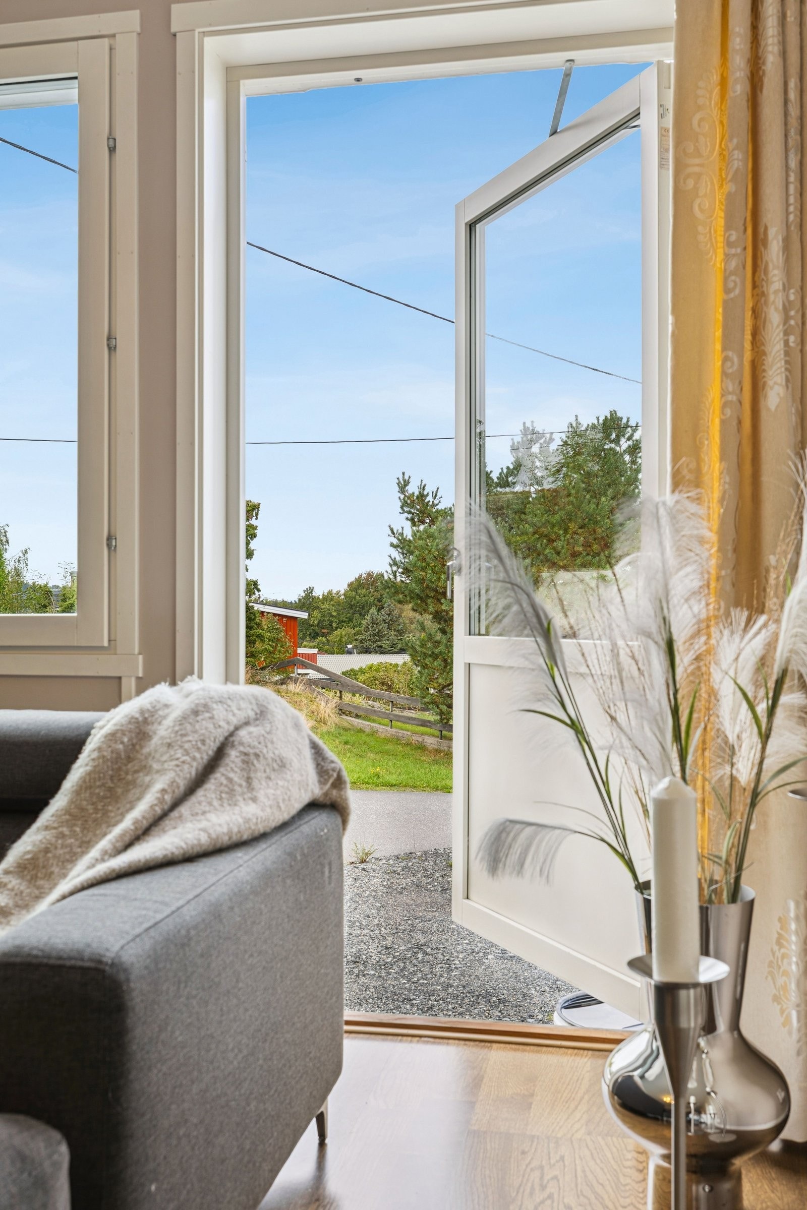 Ut mot uteplassen - Her er det potensielt mulighet til å etablere terrasse/hageplass. Galleribilde