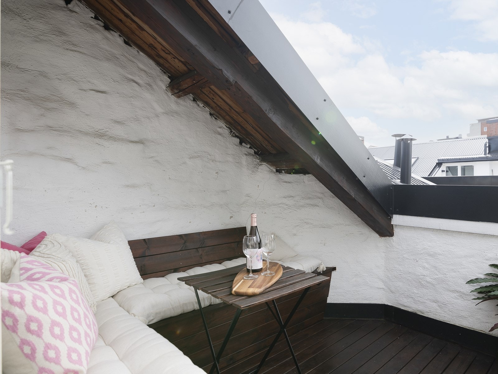 Fra stuen er det utgang til en stor og herlig takterrasse, som fungerer som en forlengelse av stuen i sommerhalvåret. Galleribilde