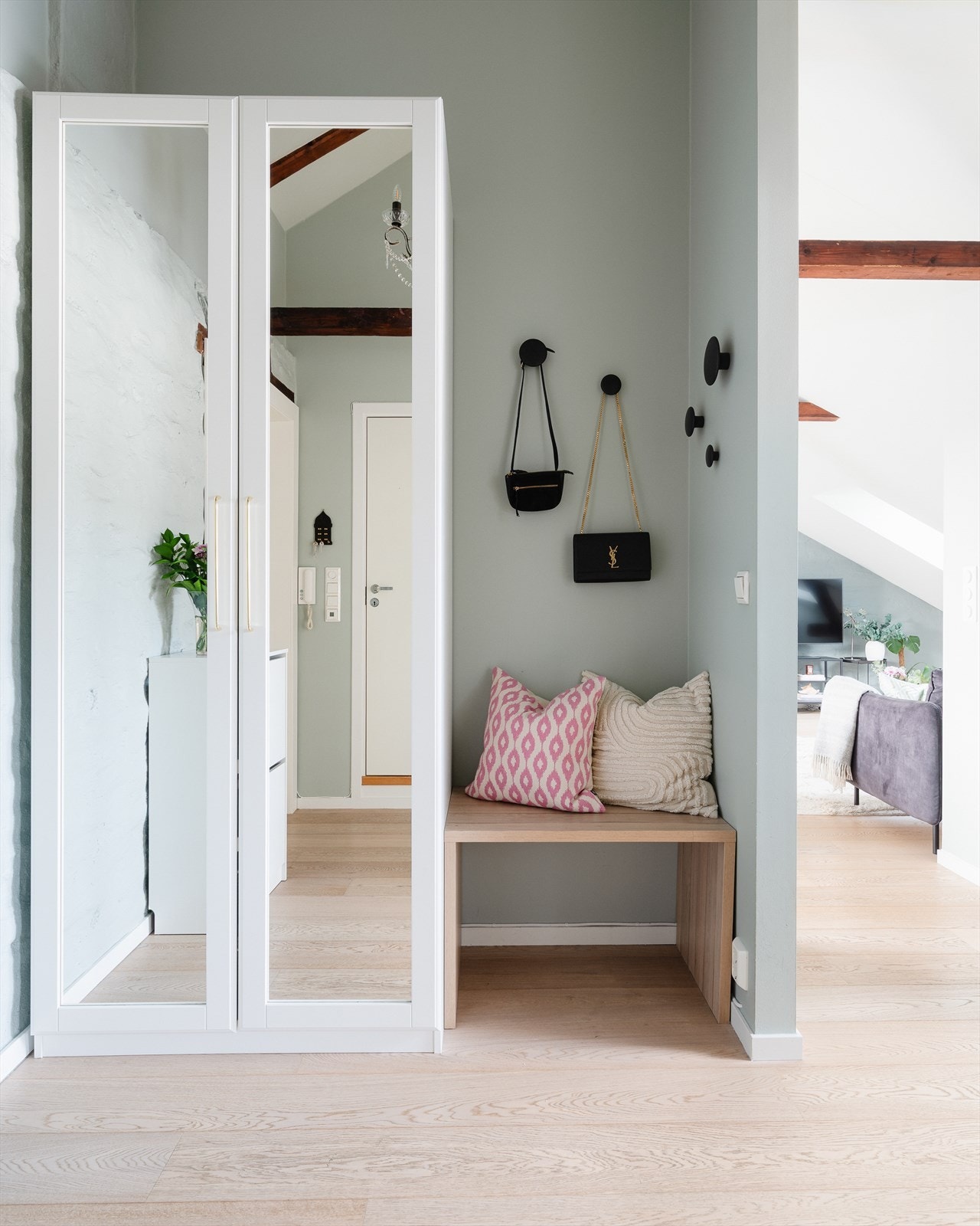 Plass til oppbevaring av yttertøy i garderobeskap. Galleribilde