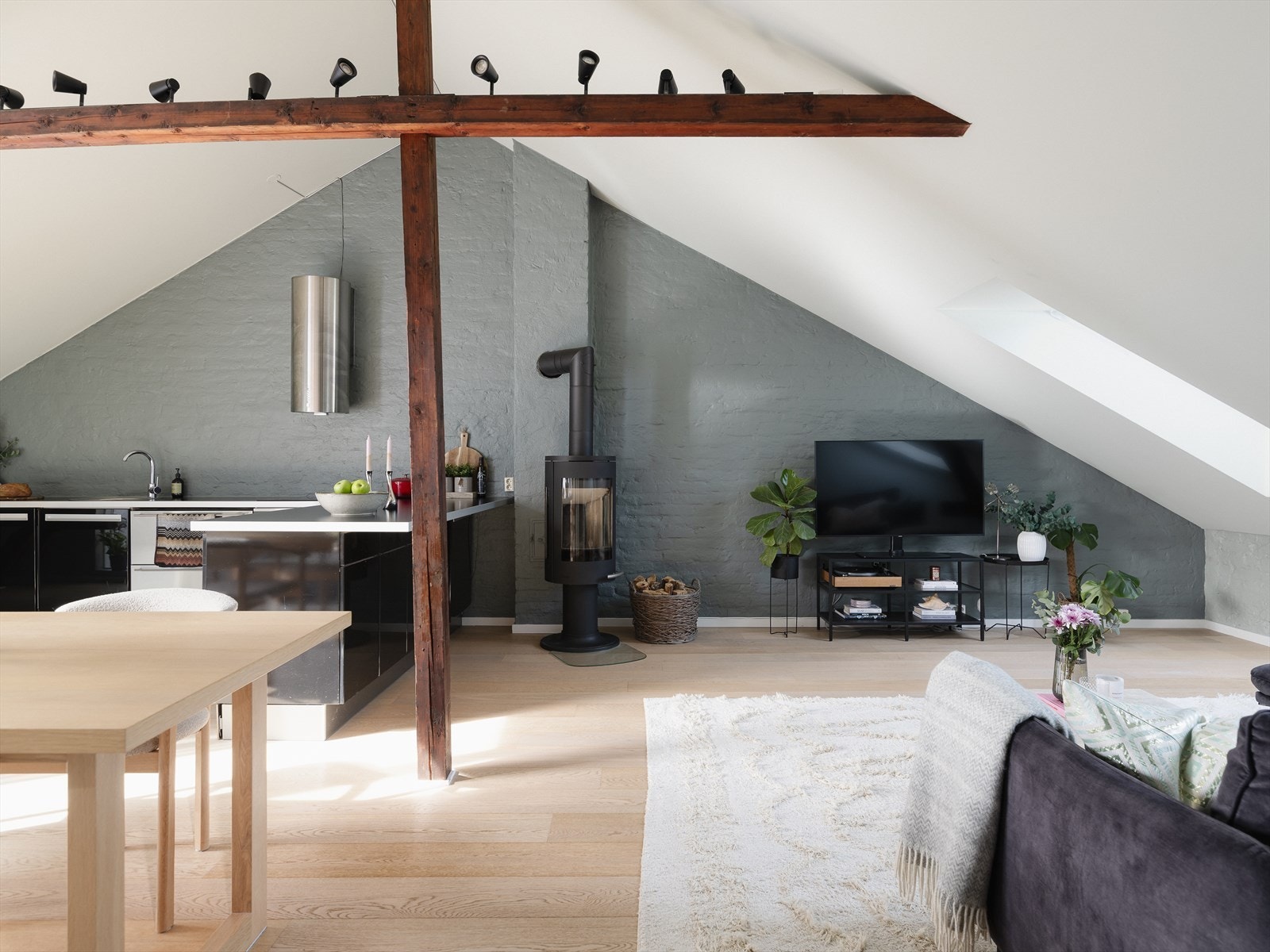 Loftsleiligheten ble utbygget i 2008/2009 og har derfor en moderne standard, som sammen med de klassiske elementene gir et unikt og sjarmerende uttrykk. Galleribilde