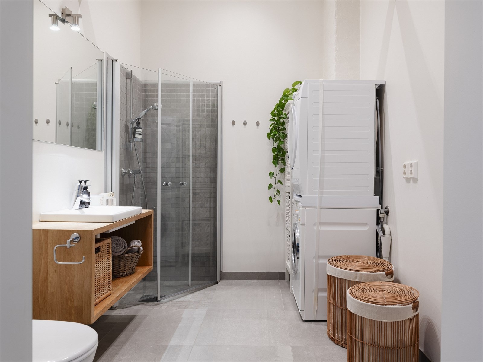 Det er montert opplegg for vaskemaskin. Galleribilde