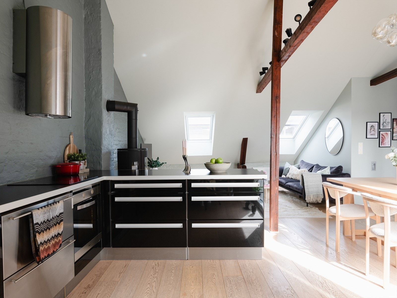 Lekkert designkjøkken som ligger i åpen løsning mot stuen. Galleribilde