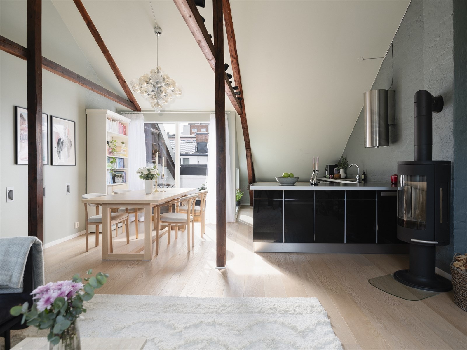 Dette er en lekker 3-roms loftsleilighet sjarmerende detaljer, med en solrik og usjenert takterrasse i 4 etasje. Galleribilde