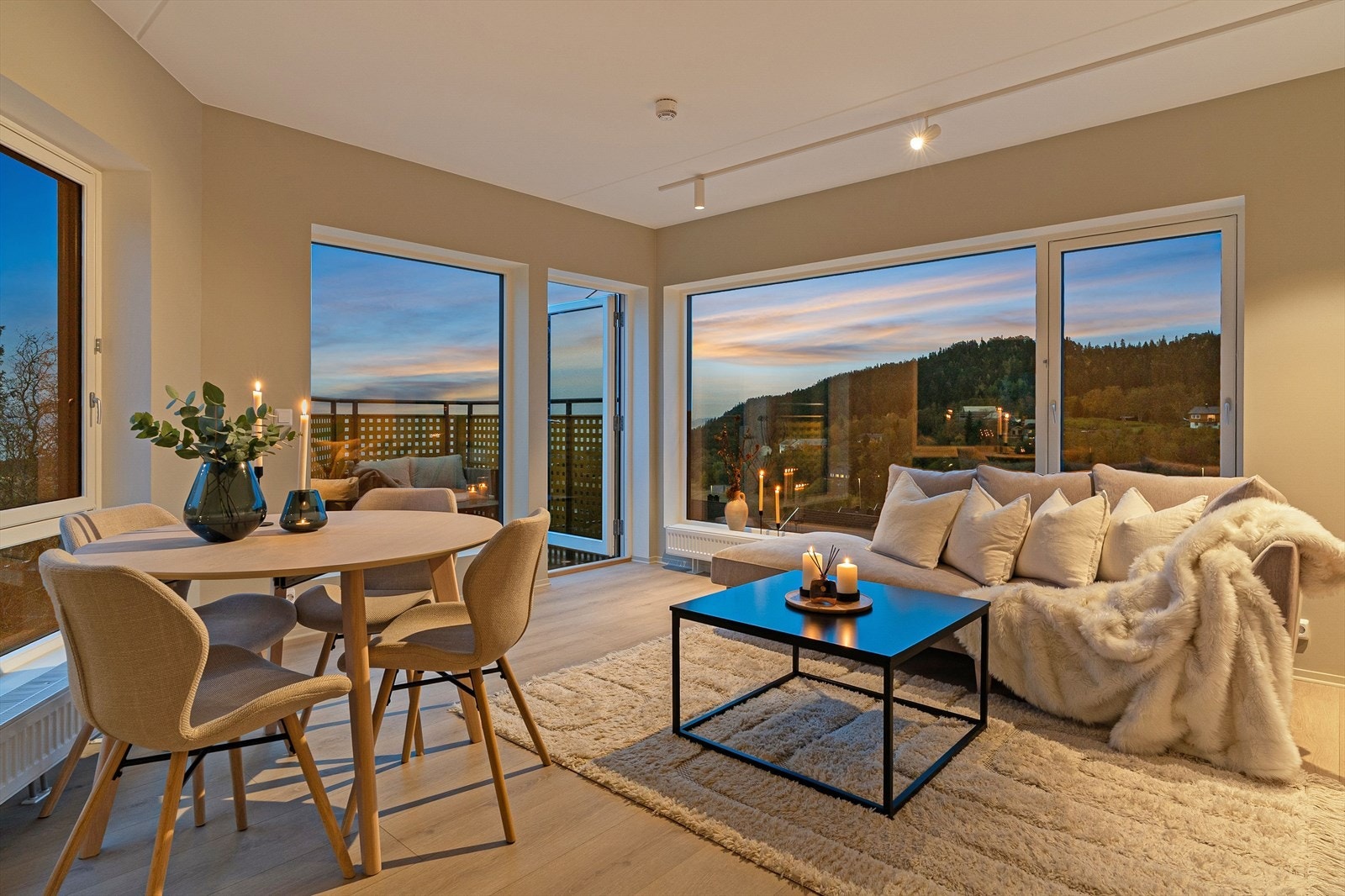 Her er det god plass til både sofagruppe og spisebord. Galleribilde