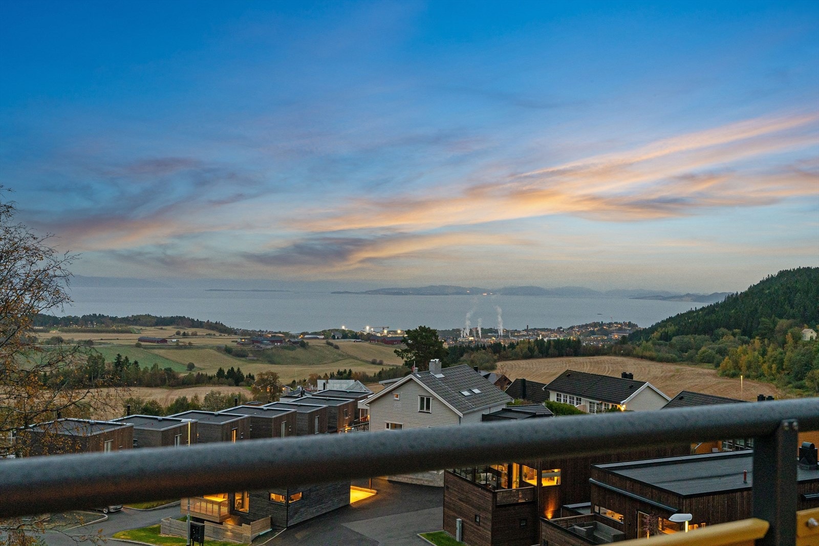 Fra leiligheten har du nydelig utsikt mot Trondheimsfjorden og Frosta. Galleribilde