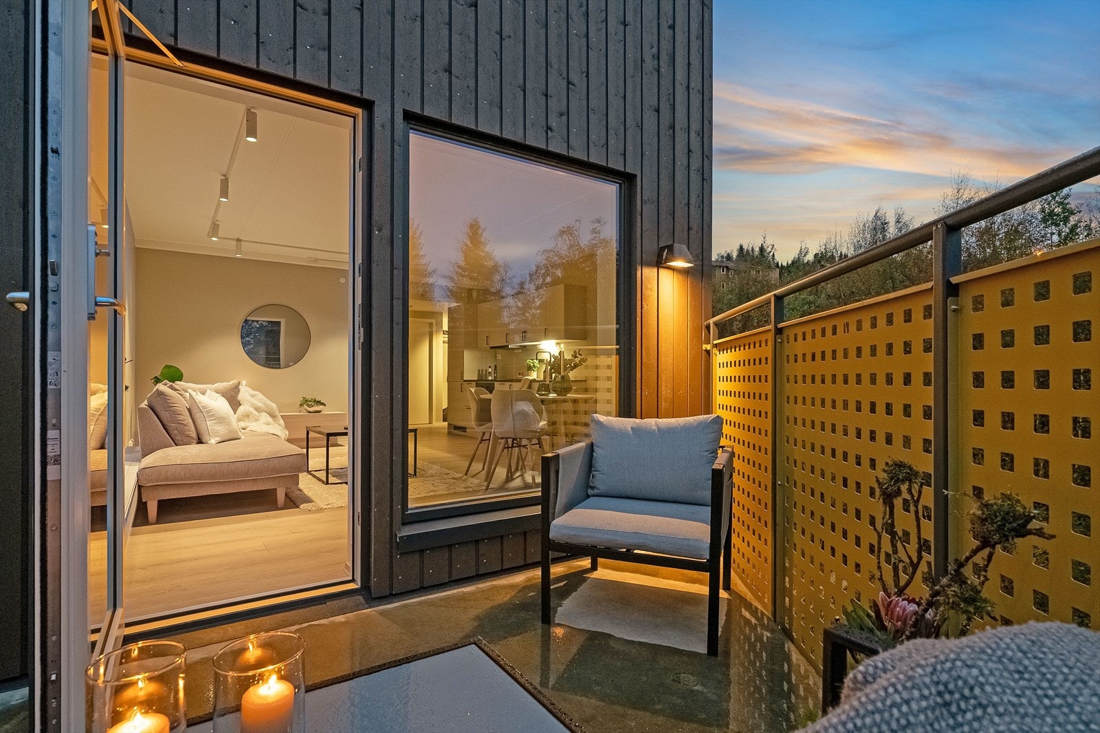 Balkongen er på ca. 6 kvm. I tillegg til denne har du tilgang på en stor felles takterrasse en heistur unna. Galleribilde