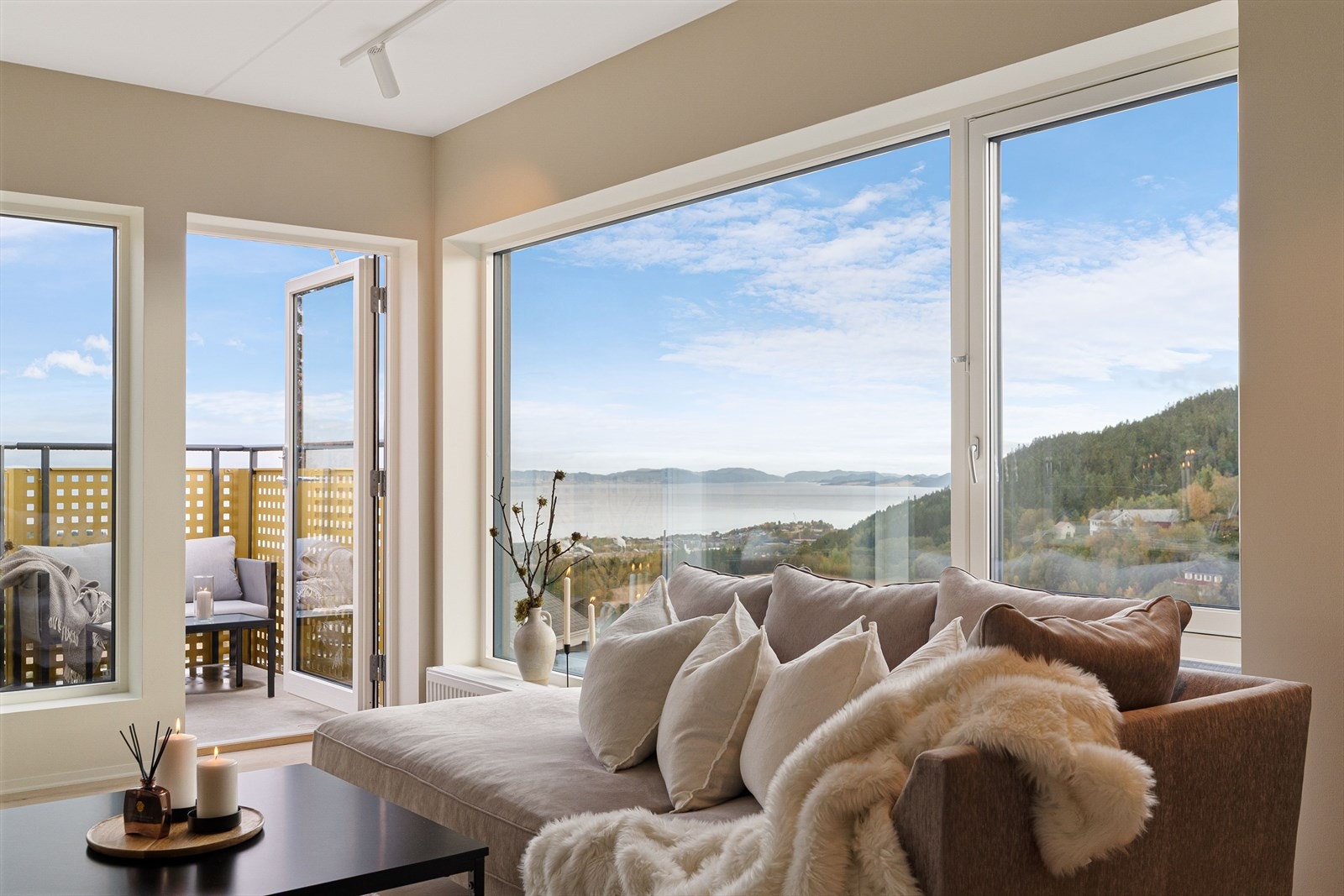 Leiligheten har byggets desidert beste beliggenhet i toppetasjen og på enden. Galleribilde