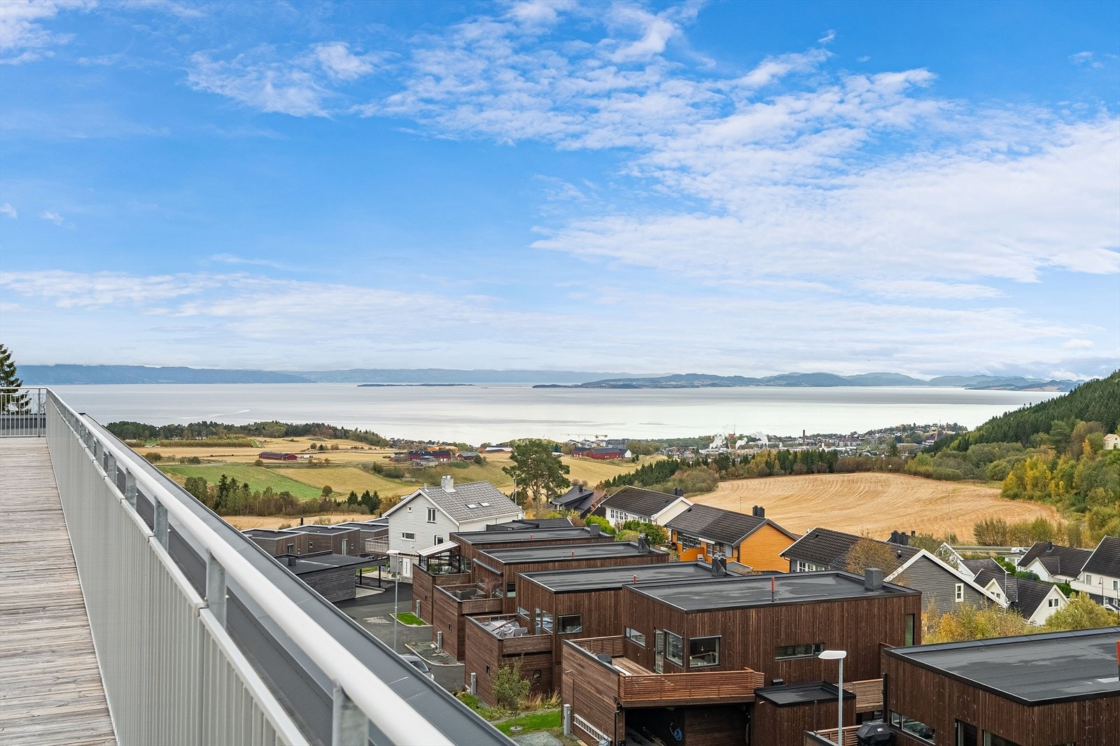 Fra boligen har du enkel tilgang til gode kollektivforbindelser. Nærmeste bussholdeplass ligger kun noen minutters gange unna, med hyppige avganger mot sentrum og øvrige bydeler. Galleribilde