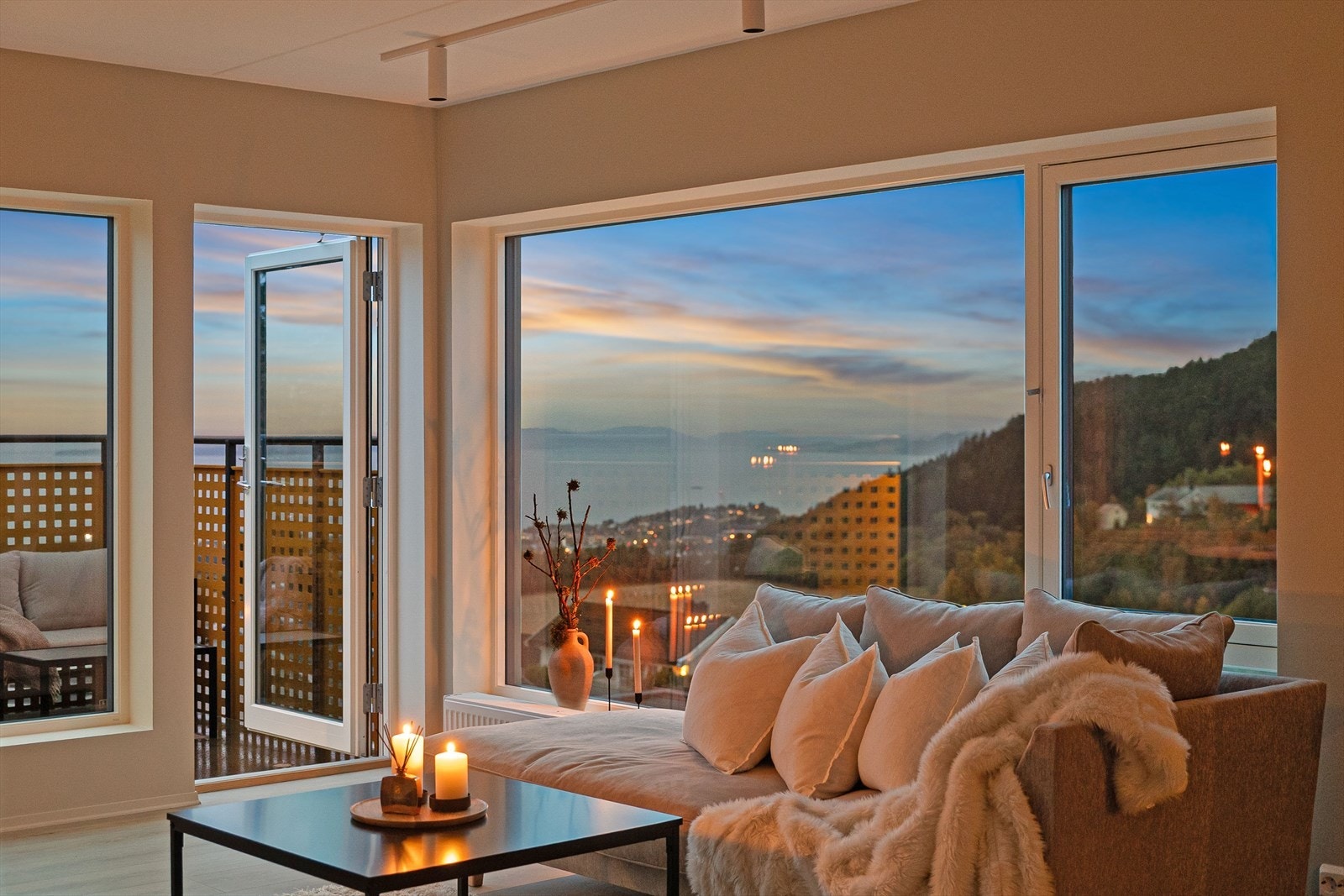 Her får du god standard, heis, balkong, parkeringskjeller og tilgang til en felles solfylt takterrasse. Galleribilde