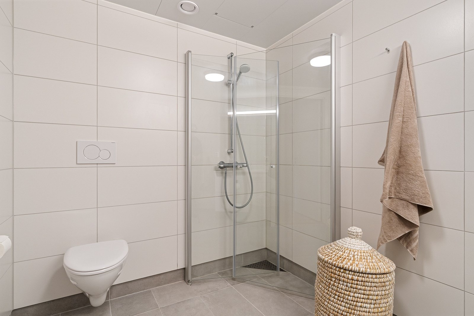 Dusjveggen er innfellbare, noe som gjør at man får ekstra god plass på badet når dusjen ikke er i bruk. Galleribilde