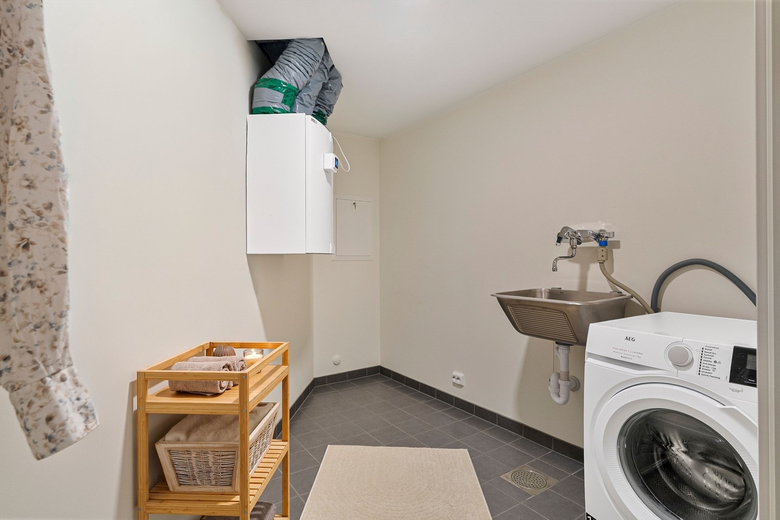 En praktisk løsning som gir ekstra oppbevaringsplass og sørger for en ryddig hverdag. Galleribilde