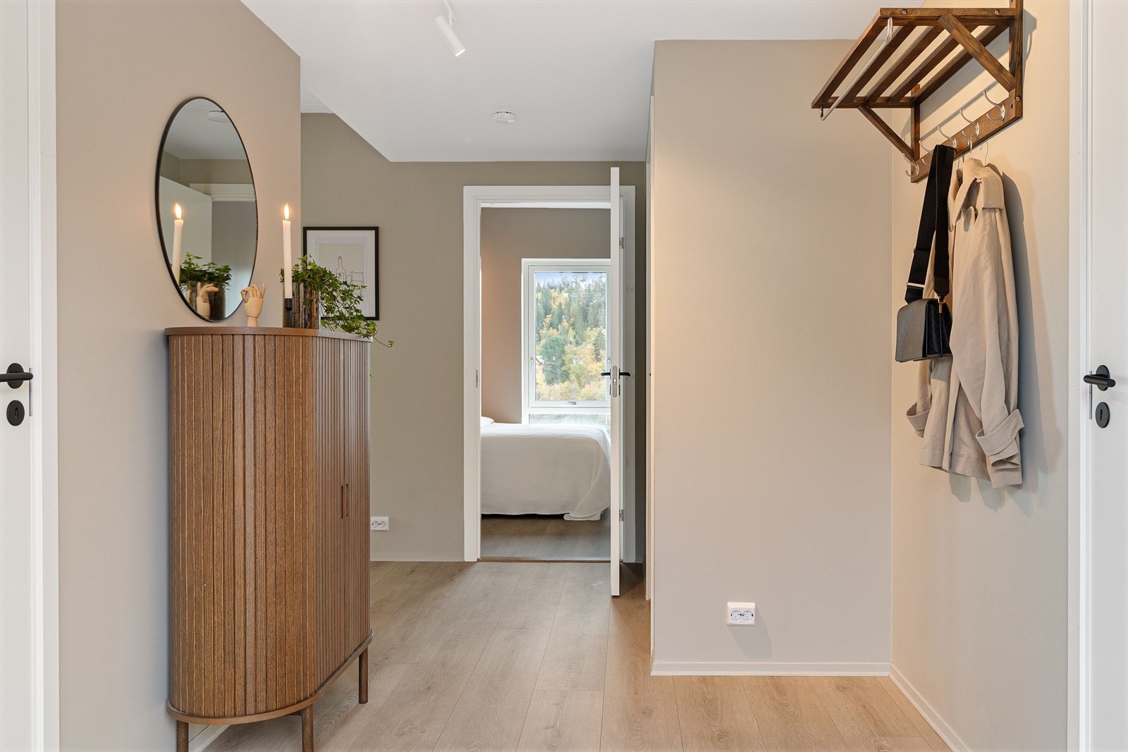 I entréen er det god plass til garderobeløsning og praktisk oppbevaring av yttertøy og sko. Galleribilde