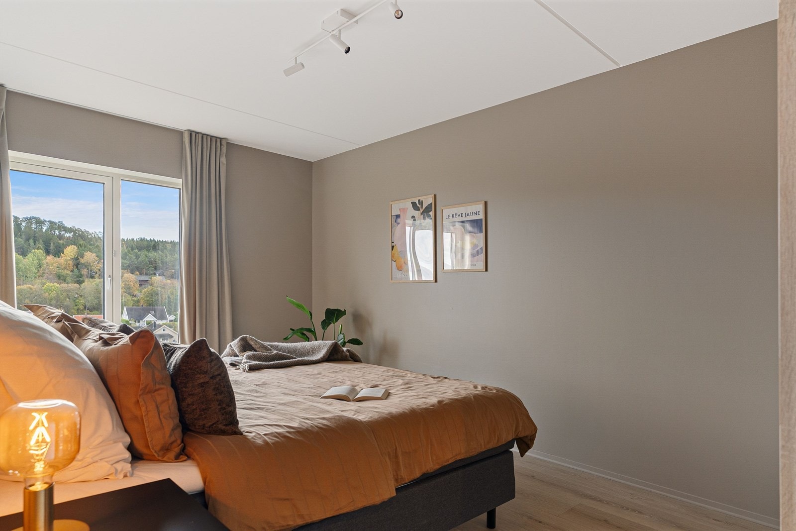 Hovedsoverommet byr på rikelig plass til dobbeltseng og garderobe. Galleribilde