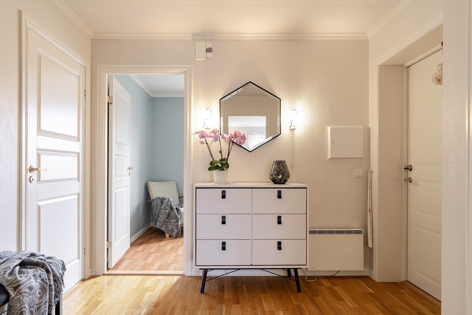 Leiligheten har adkomst via en felles trappeoppgang til en lys og innbydende entré med parkettgulv og nøytrale overflater. Galleribilde