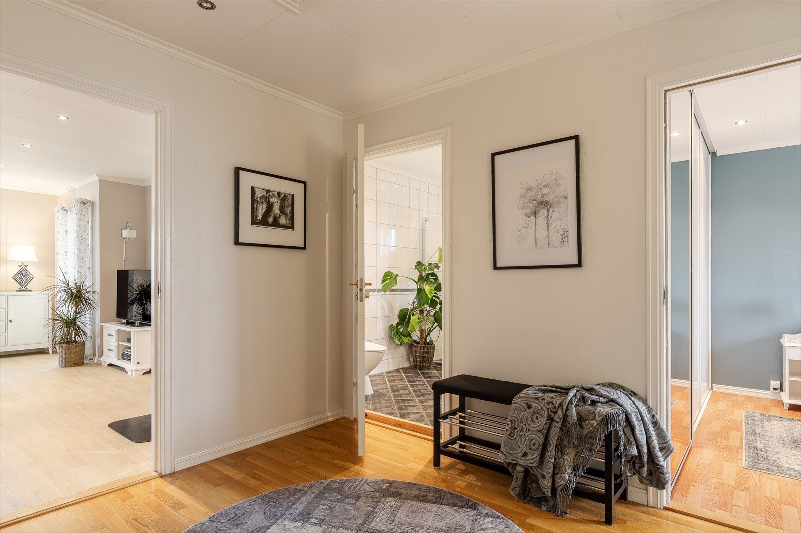 Gangen fungerer som et praktisk bindeledd i leiligheten. Galleribilde