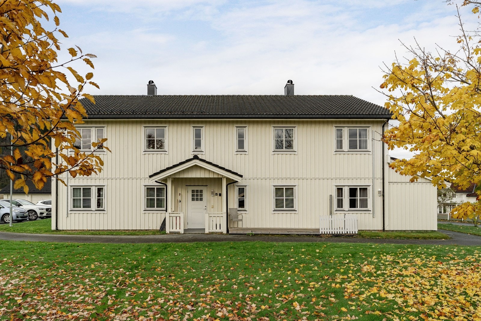 Leiligheten ligger i et landlig, sjønært og barnevennlig boligområde i Buvika i Skaun kommune. Galleribilde