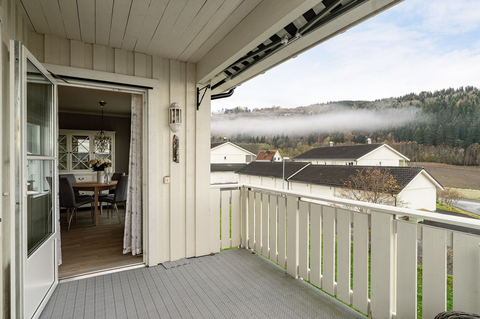 Balkongen er vendt mot vest, og har gode solforhold. Galleribilde