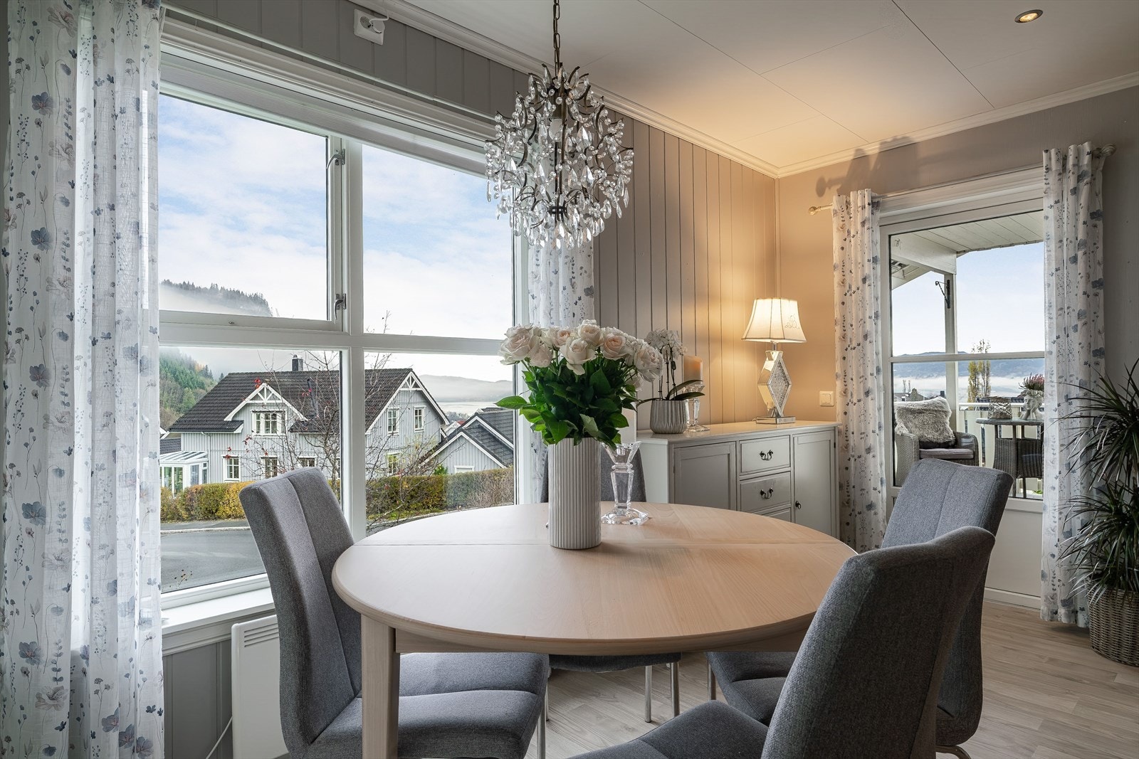 Fra stuen er det utgang til en vestvendt balkong med utsikt og gode solforhold - et flott sted å nyte fine dager utendørs. Galleribilde