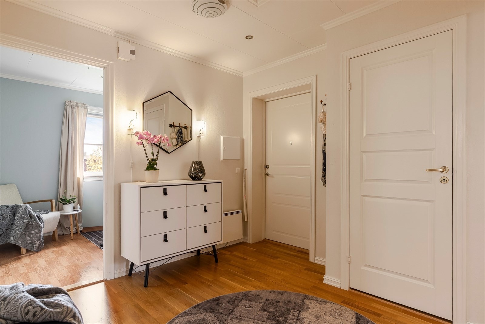 Fra entréen er det også adkomst til loft via luke - praktisk for oppbevaring av sesongutstyr og annet man ikke bruker til daglig. Galleribilde