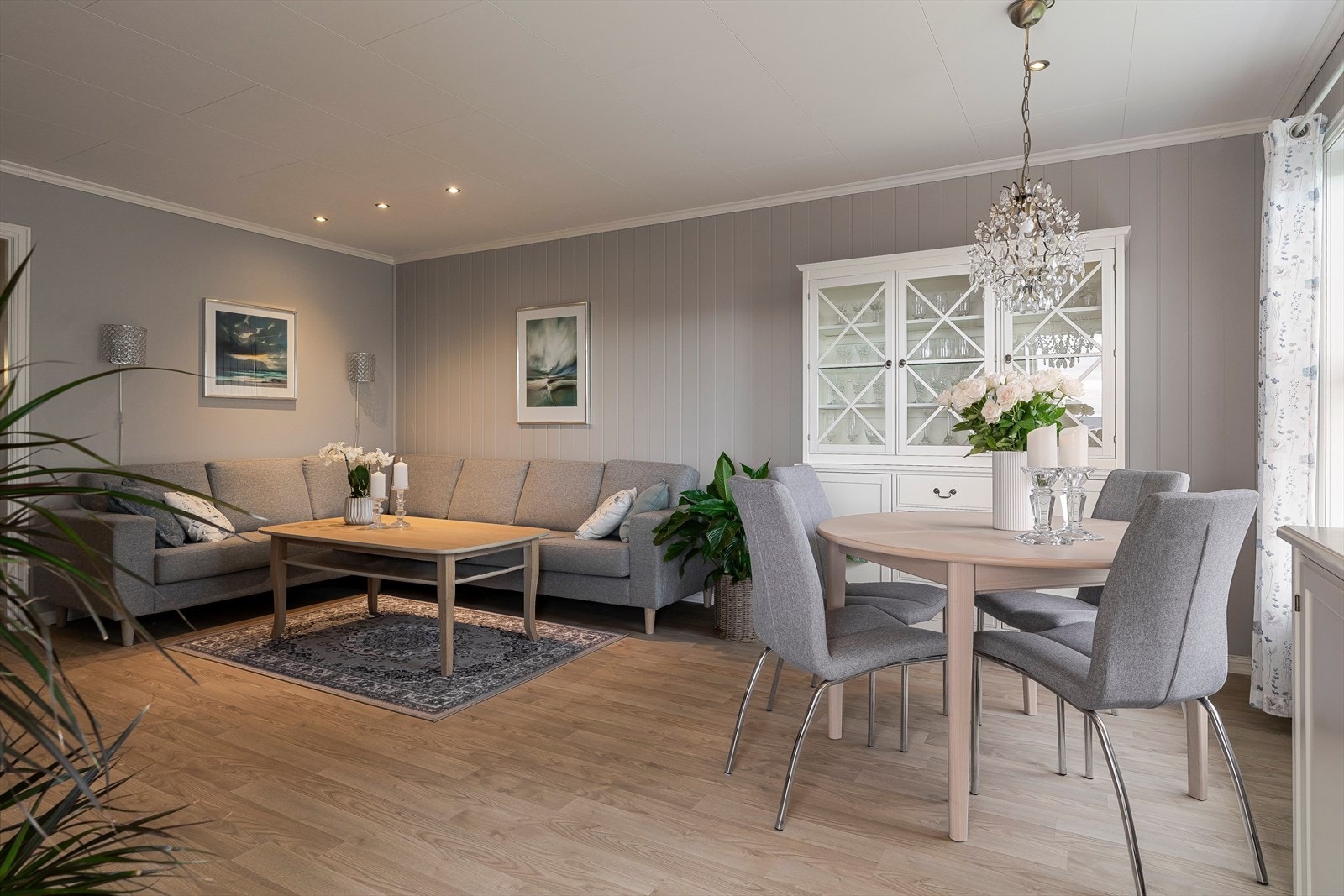 Stuen fungerer som et naturlig midtpunkt i boligen, med store vindusflater som slipper inn rikelig med dagslys. Galleribilde