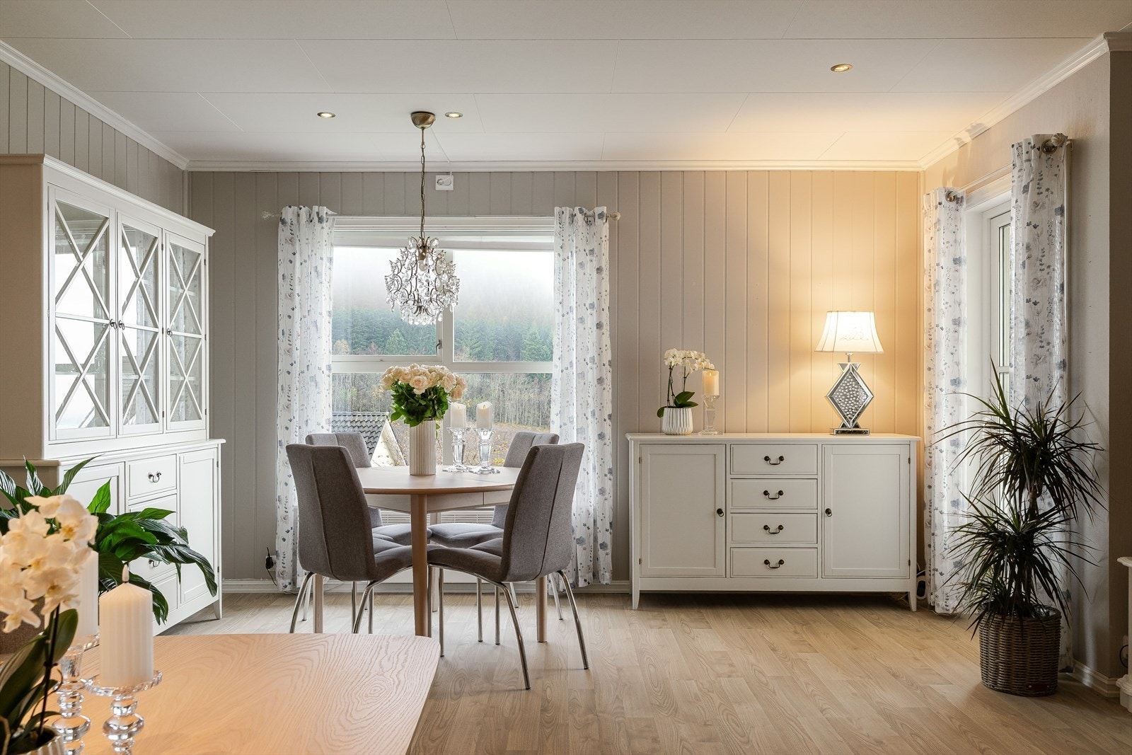 Parkett på gulv og lyse overflater gir rommet en tidløs og behagelig stil. Galleribilde