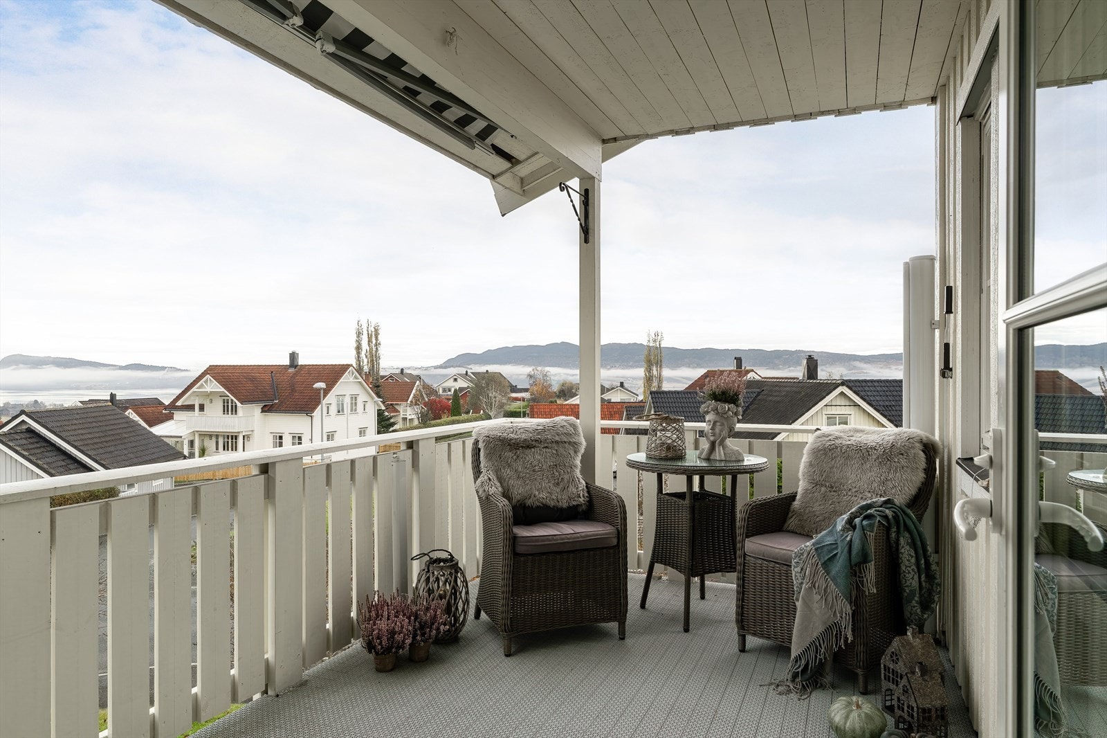 Balkongen er romslig og har god plass til sittegruppe og øvrig møblement. Galleribilde