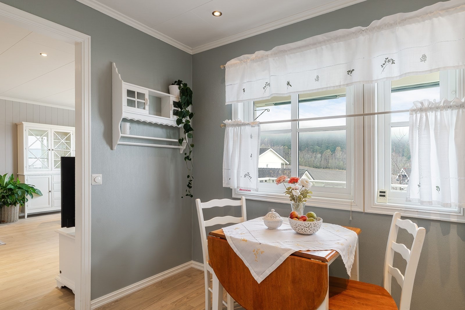 Her er det også plass til et lite, men praktisk spisebord- en ideell plass for søndagsfrokosten. Galleribilde