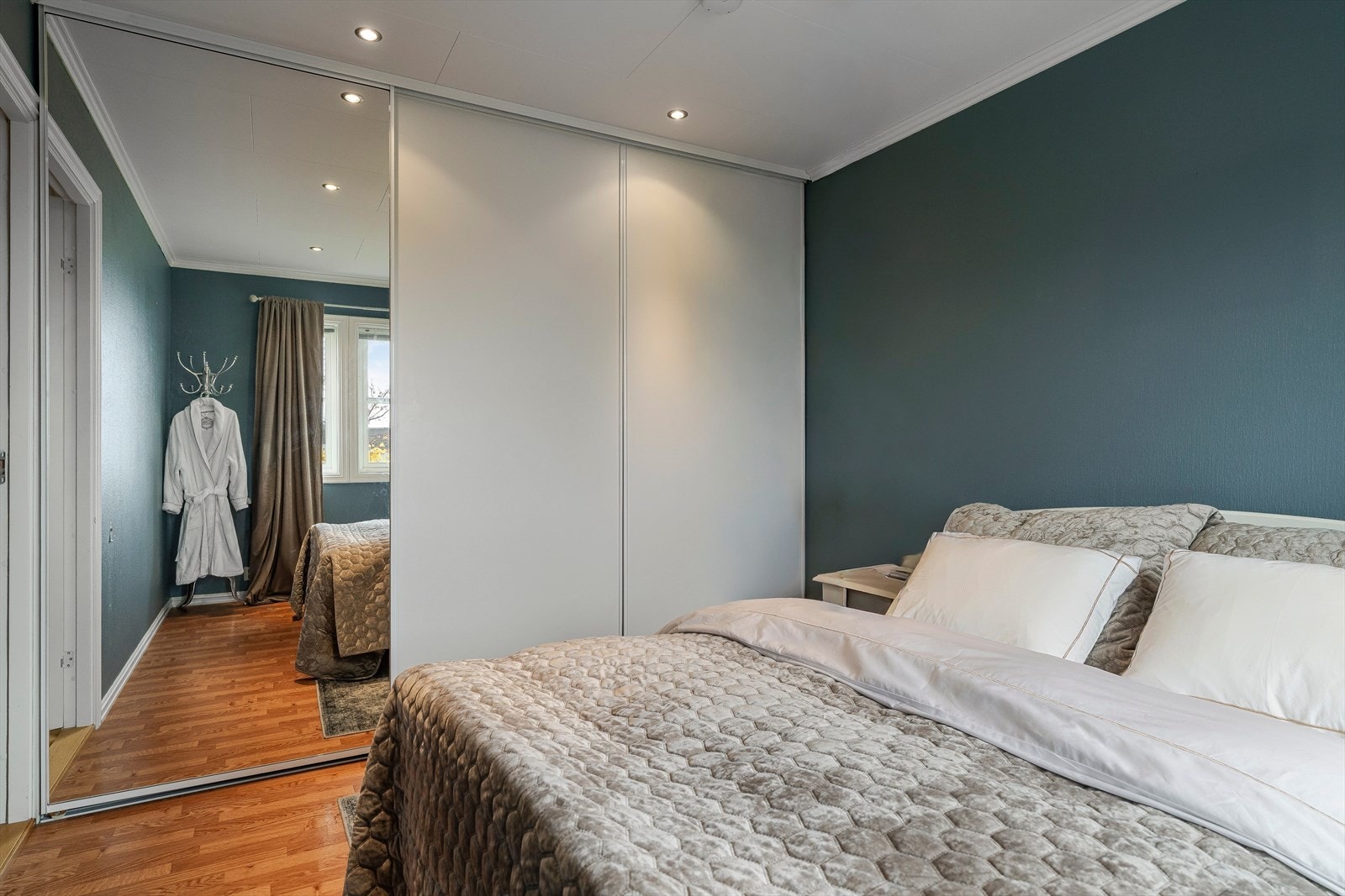 Hovedsoverommet har en romslig skyvedørsgarderobe. Galleribilde