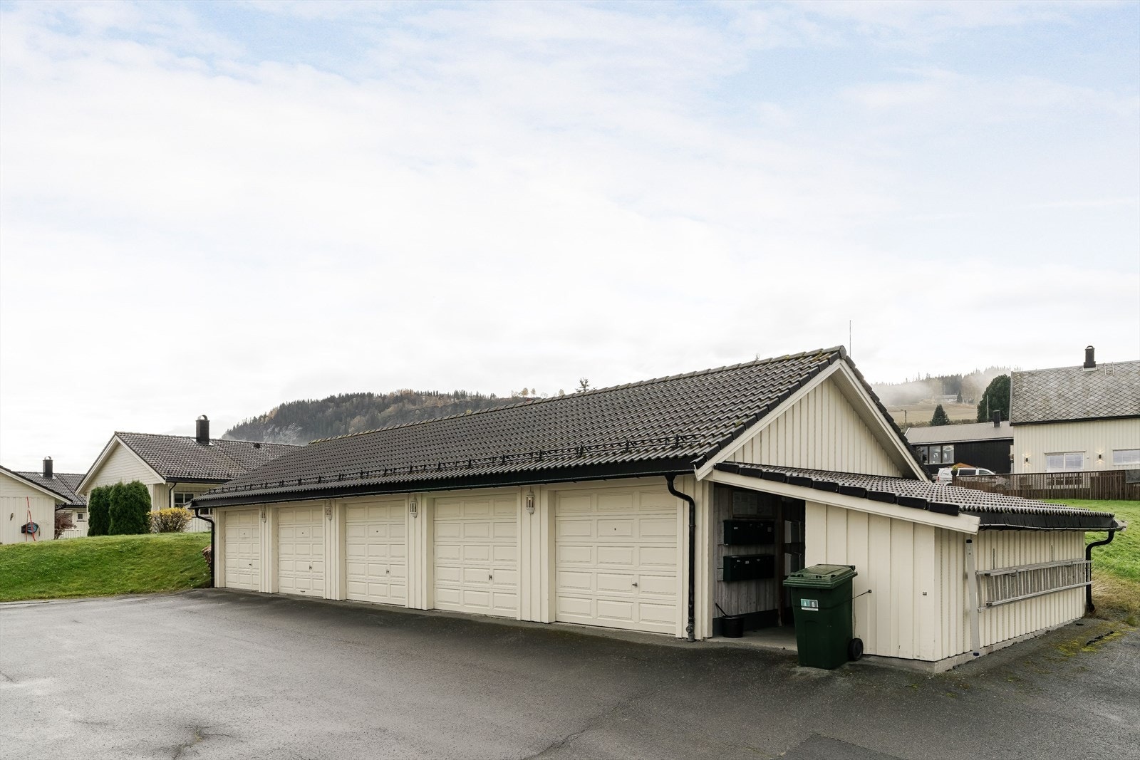 Det medfølger plass i garasje - her er det også klargjort for elbillading. Galleribilde