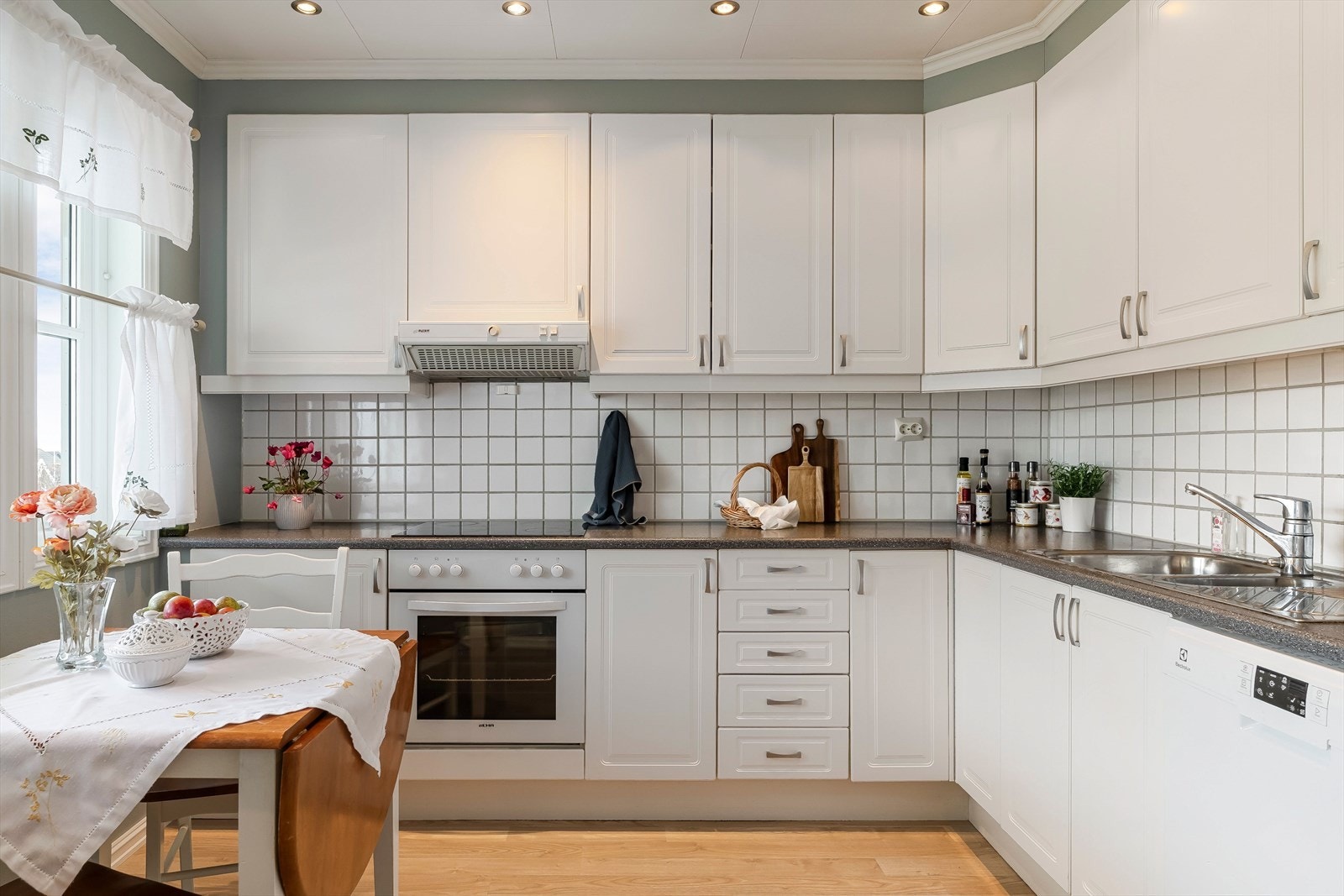 Kjøkkenet har en funksjonell L-formet løsning med rikelig skap- og benkeplass. Galleribilde