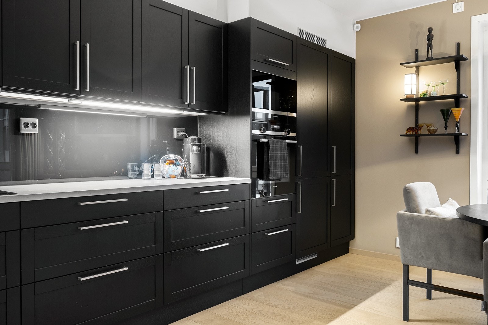 Det er belysning under overskapene, nedfelt kum i kompositt og godt med oppbevaringsplass i skuffer og skap. Galleribilde